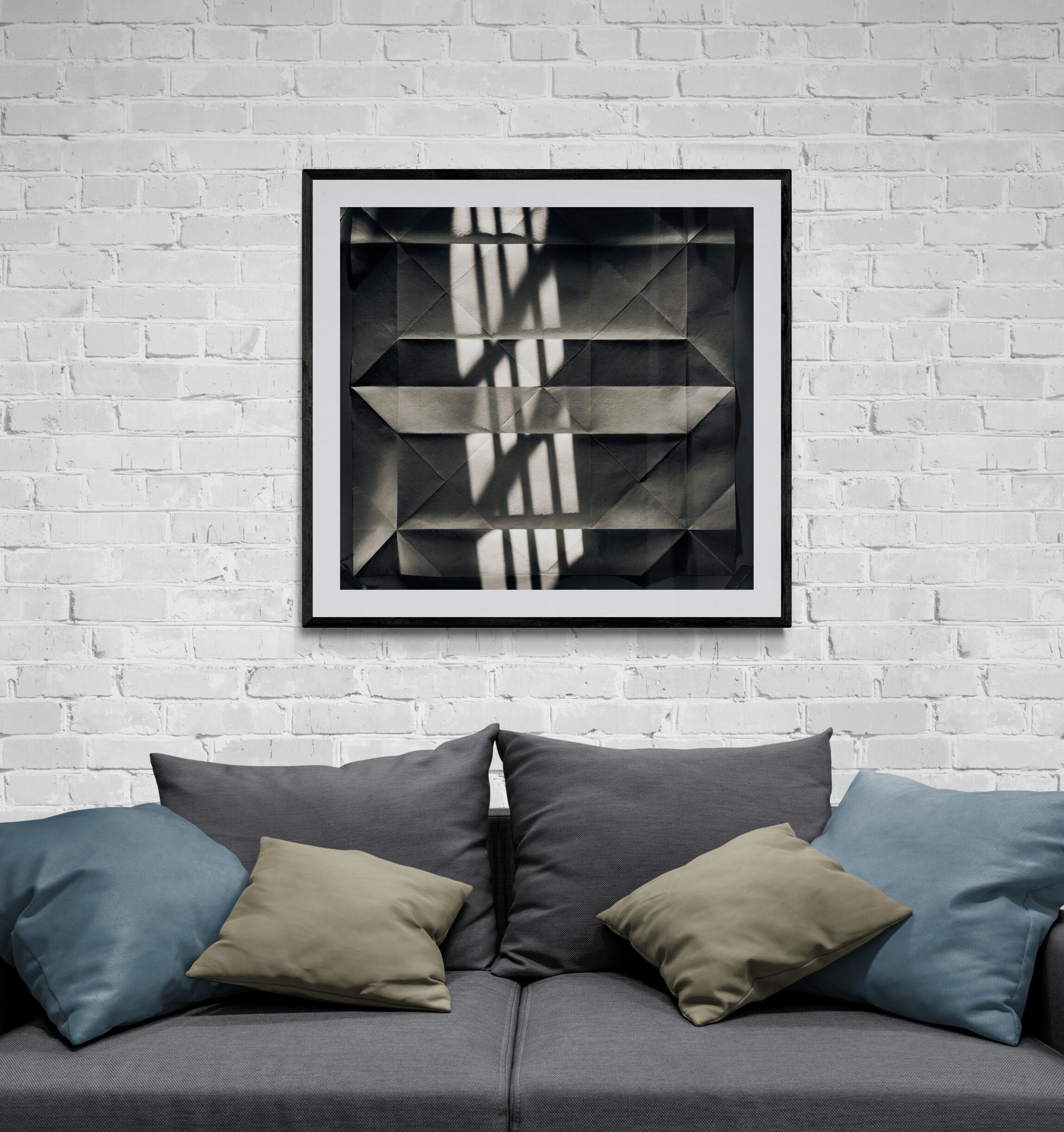  Abstrakte Fotografie in Schwarz-Weiß in limitierter Auflage  - Origami Klappdeckel #38 (Geometrische Abstraktion), Photograph, von Howard Lewis