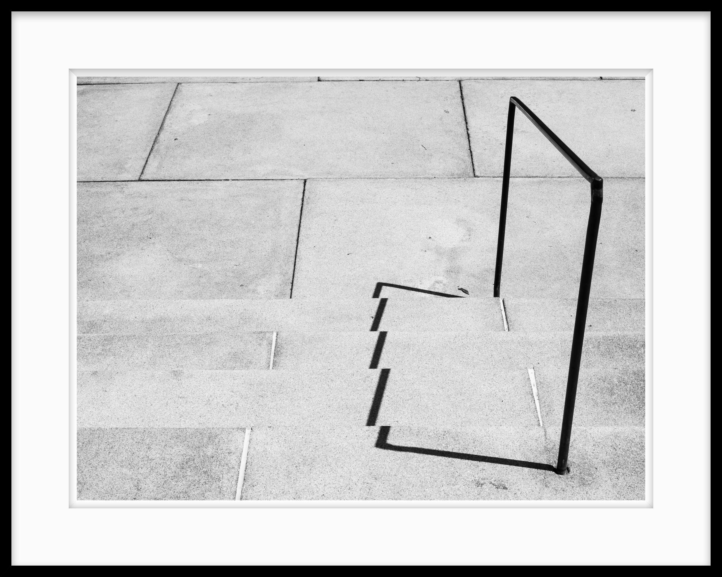  Schwarz-Weiß-Fotografie in limitierter Auflage, geometrisch -  2018 – Photograph von Howard Lewis