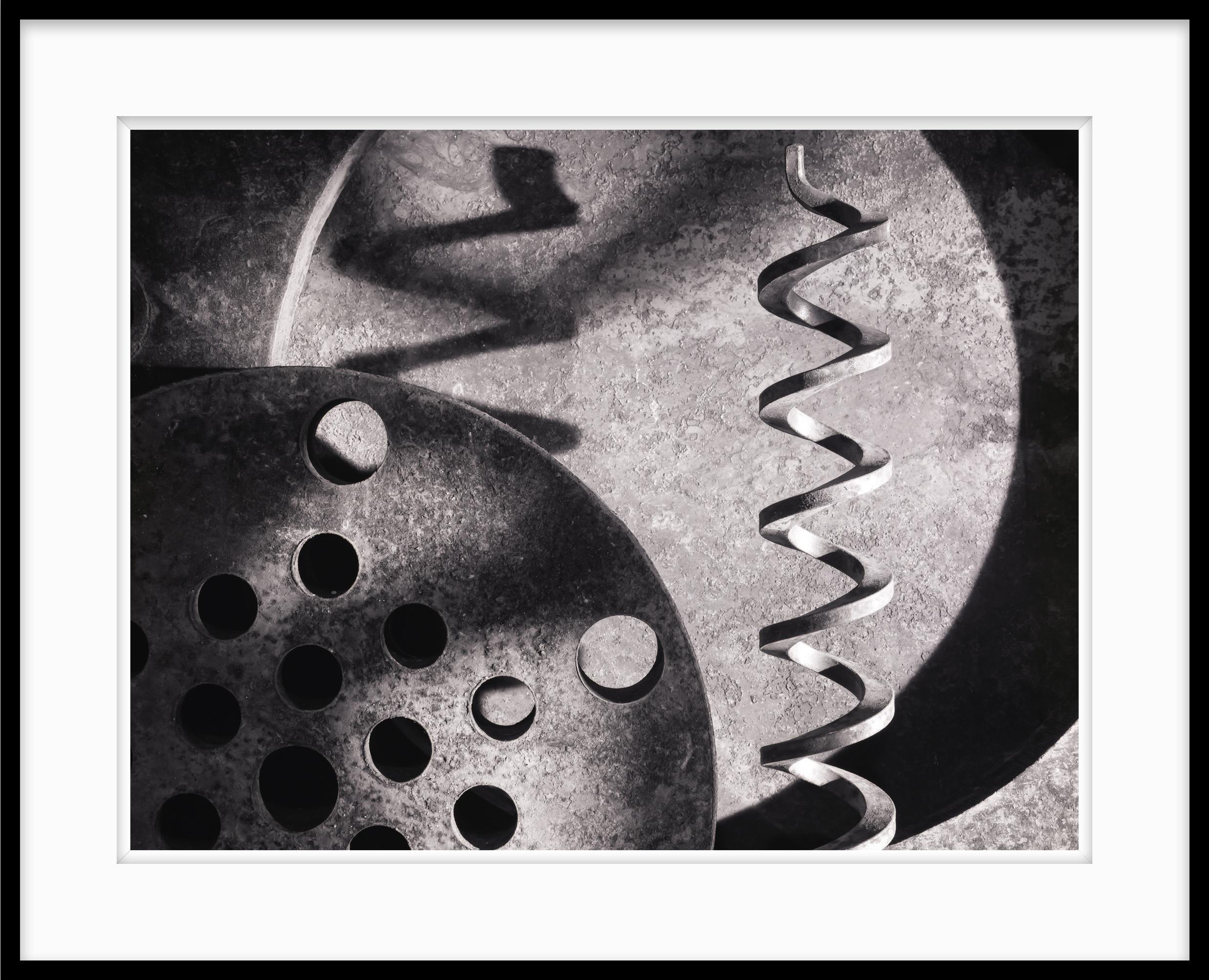  Schwarz-Weiß-Fotografie in limitierter Auflage, Inner Workings #2 20 x 24 – Photograph von Howard Lewis
