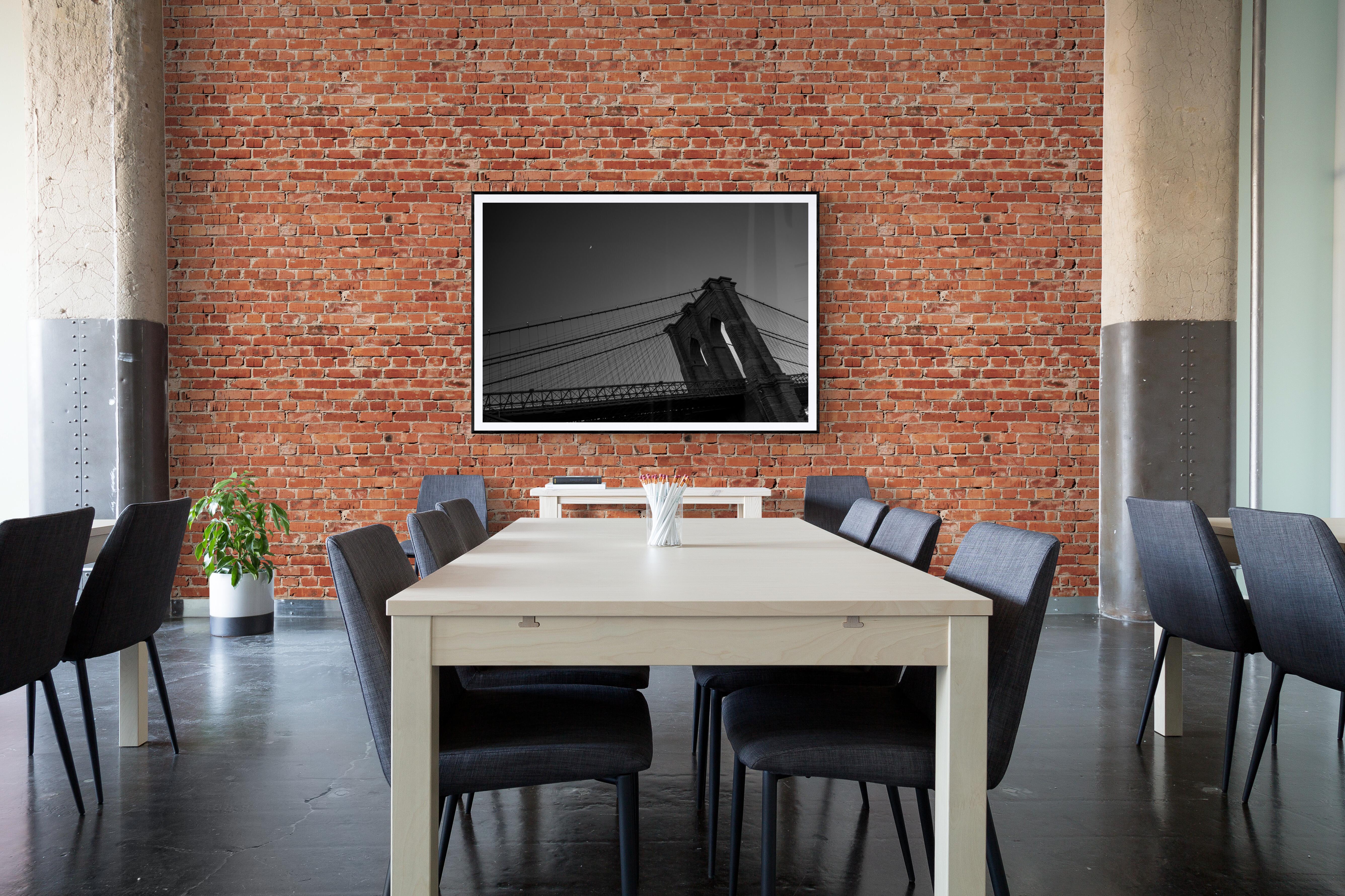 Fotografia in bianco e nero in edizione limitata - Luna su Brooklyn, 2022 - Photograph Contemporaneo di Howard Lewis