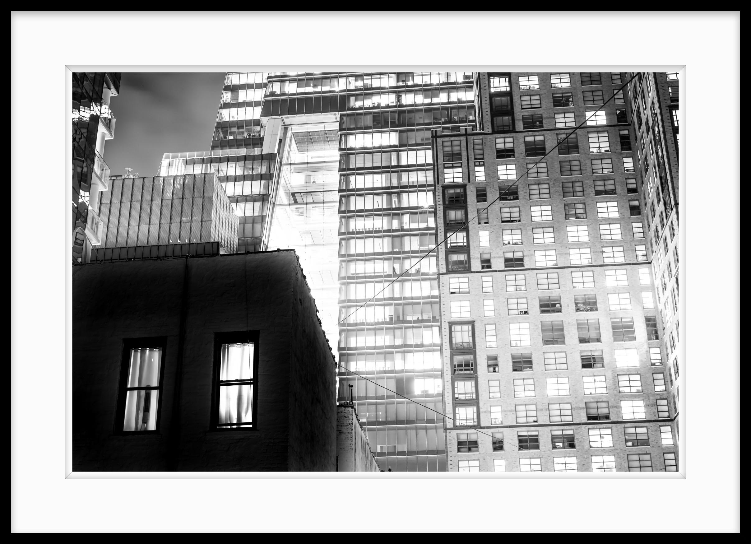 Photographie en noir et blanc en édition limitée « » fenêtre arrière « » New York 2018 - Noir Black and White Photograph par Howard Lewis