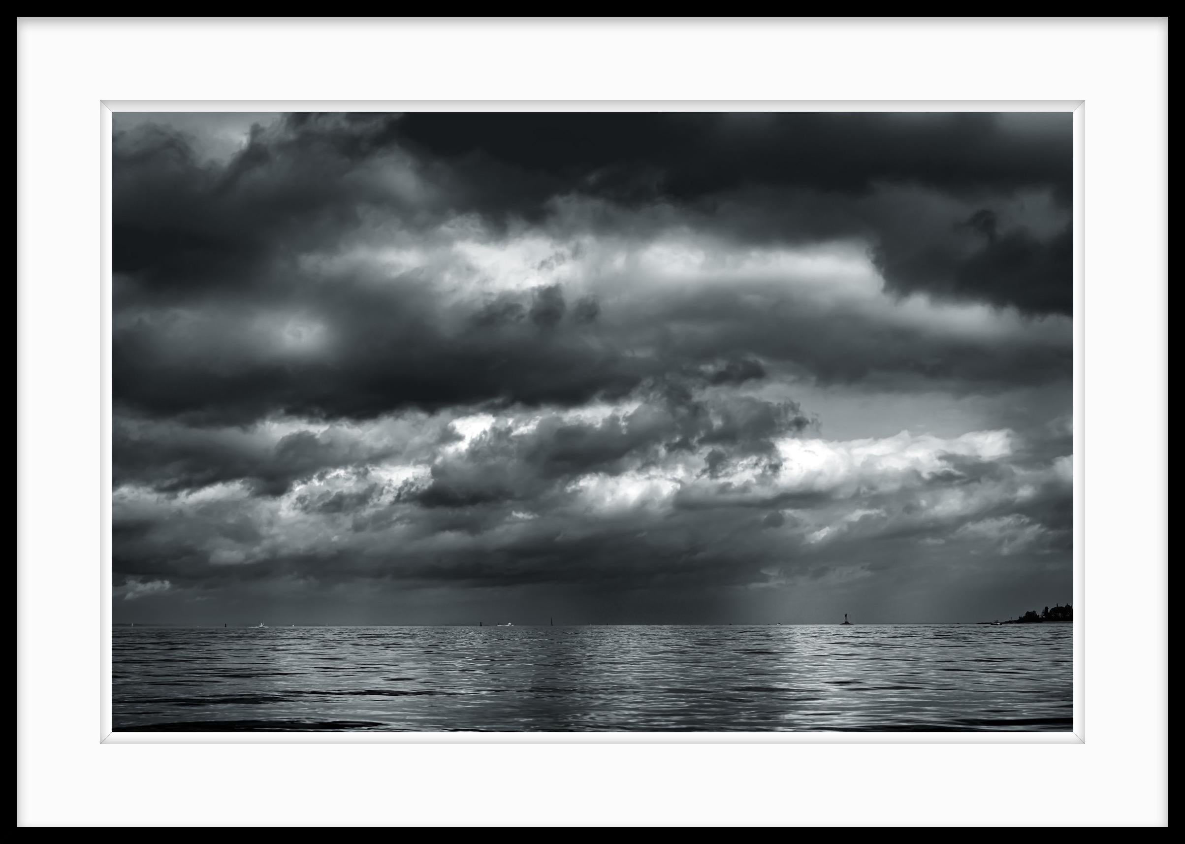 Photographie en noir et blanc en édition limitée « » Running For Harbor « » 2020 - Noir Black and White Photograph par Howard Lewis
