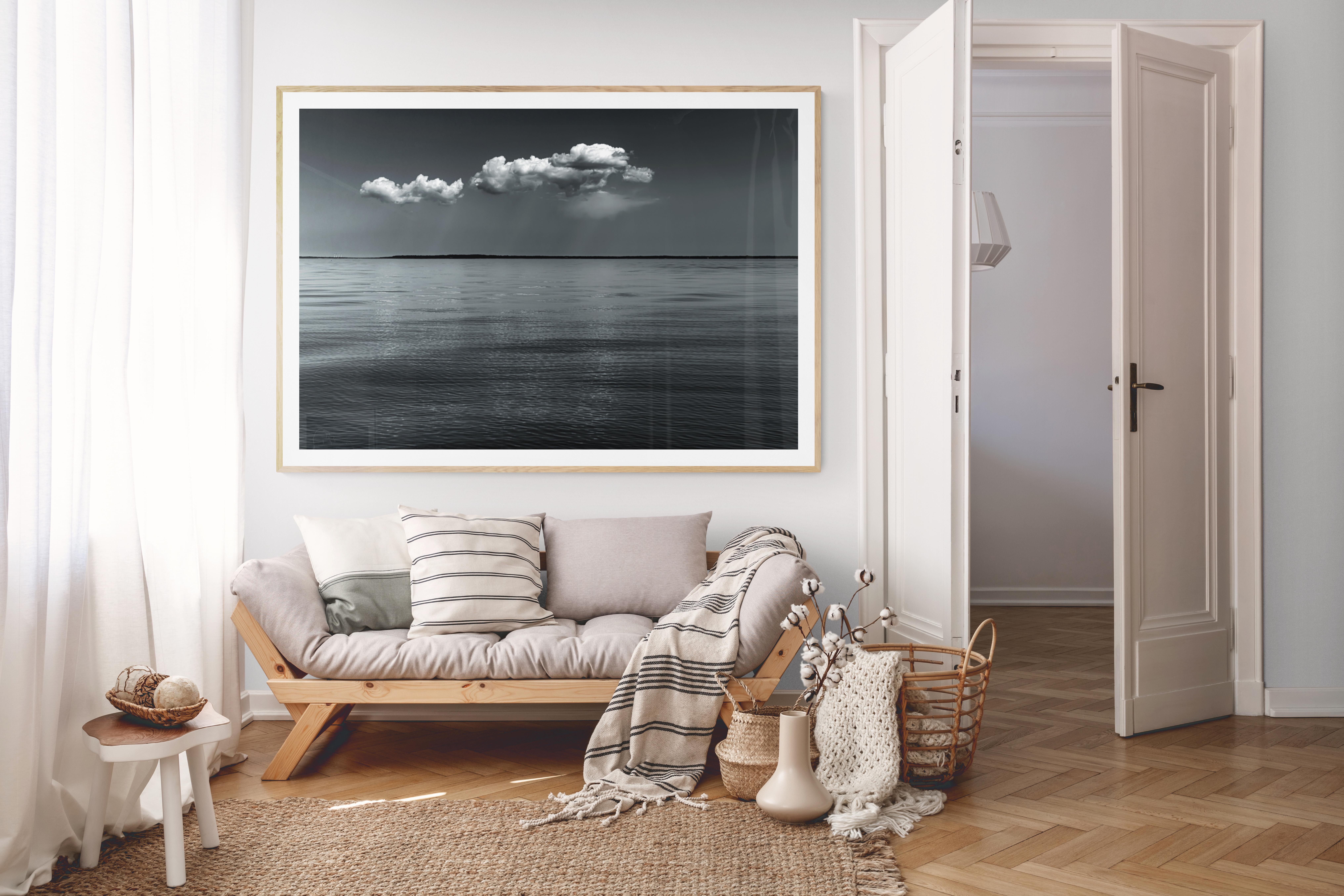 Schwarz-Weiß-Fotografie in limitierter Auflage – „Seewolken #2“ 30 x 40 – Photograph von Howard Lewis