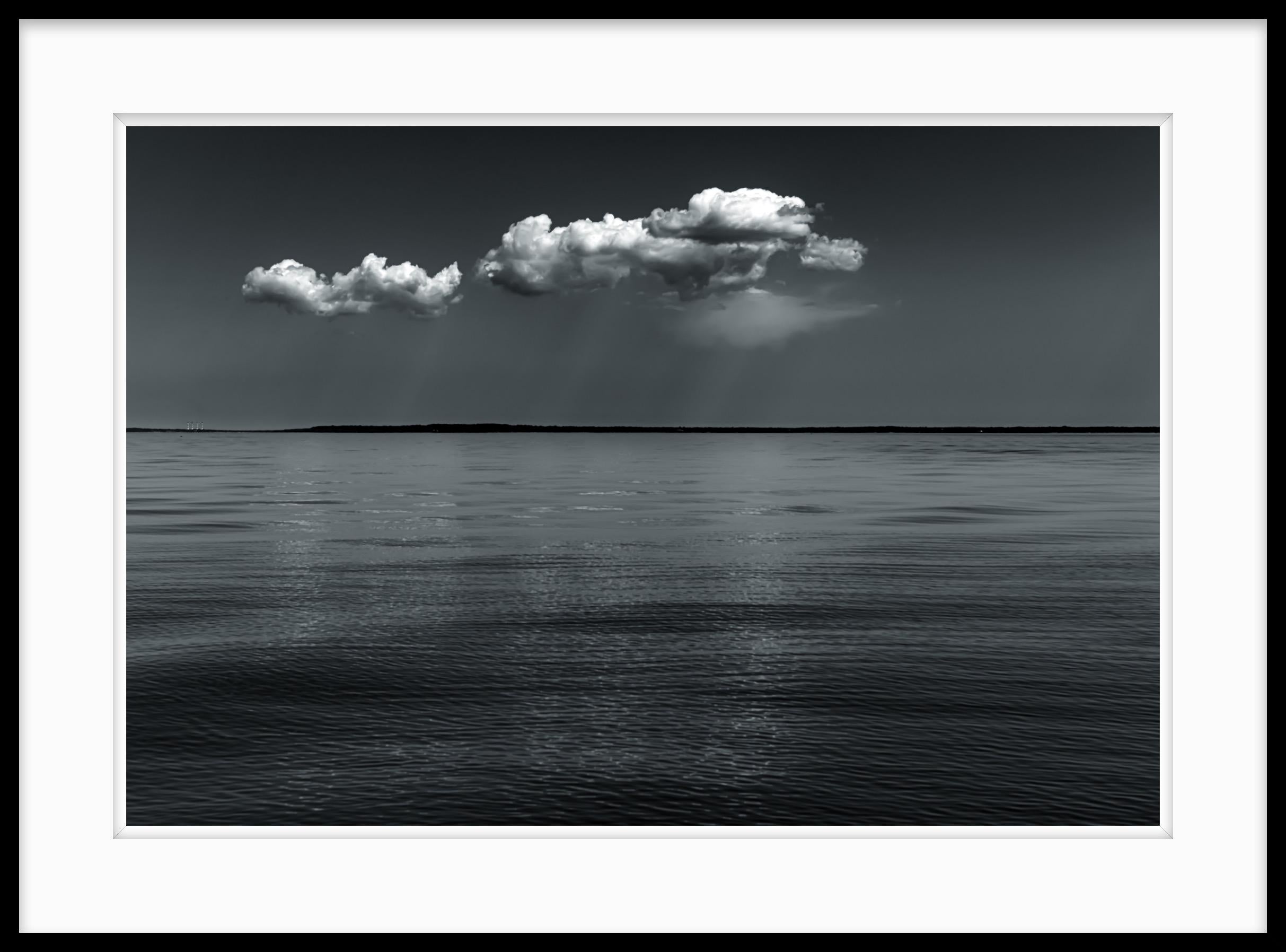 Schwarz-Weiß-Fotografie in limitierter Auflage – „Seewolken #2“ 30 x 40 (Sonstige Kunststile), Photograph, von Howard Lewis