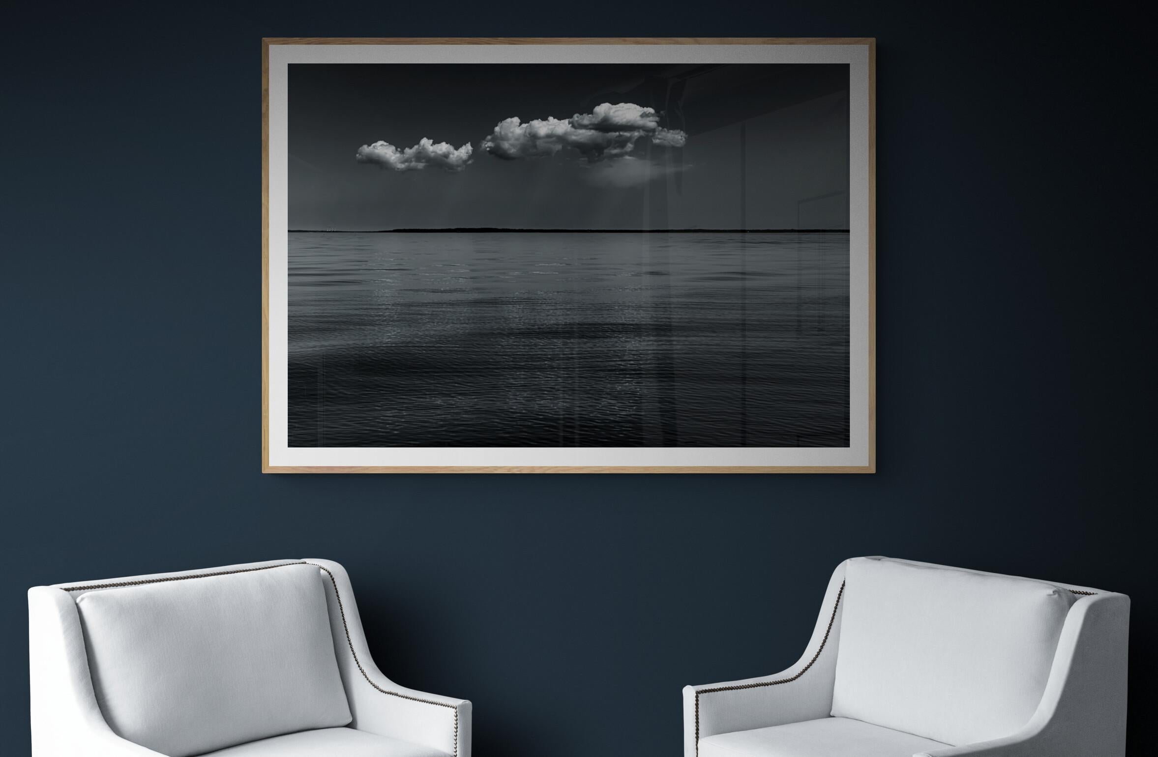 Schwarz-Weiß-Fotografie in limitierter Auflage – „Seewolken #2“ 30 x 40 im Angebot 1