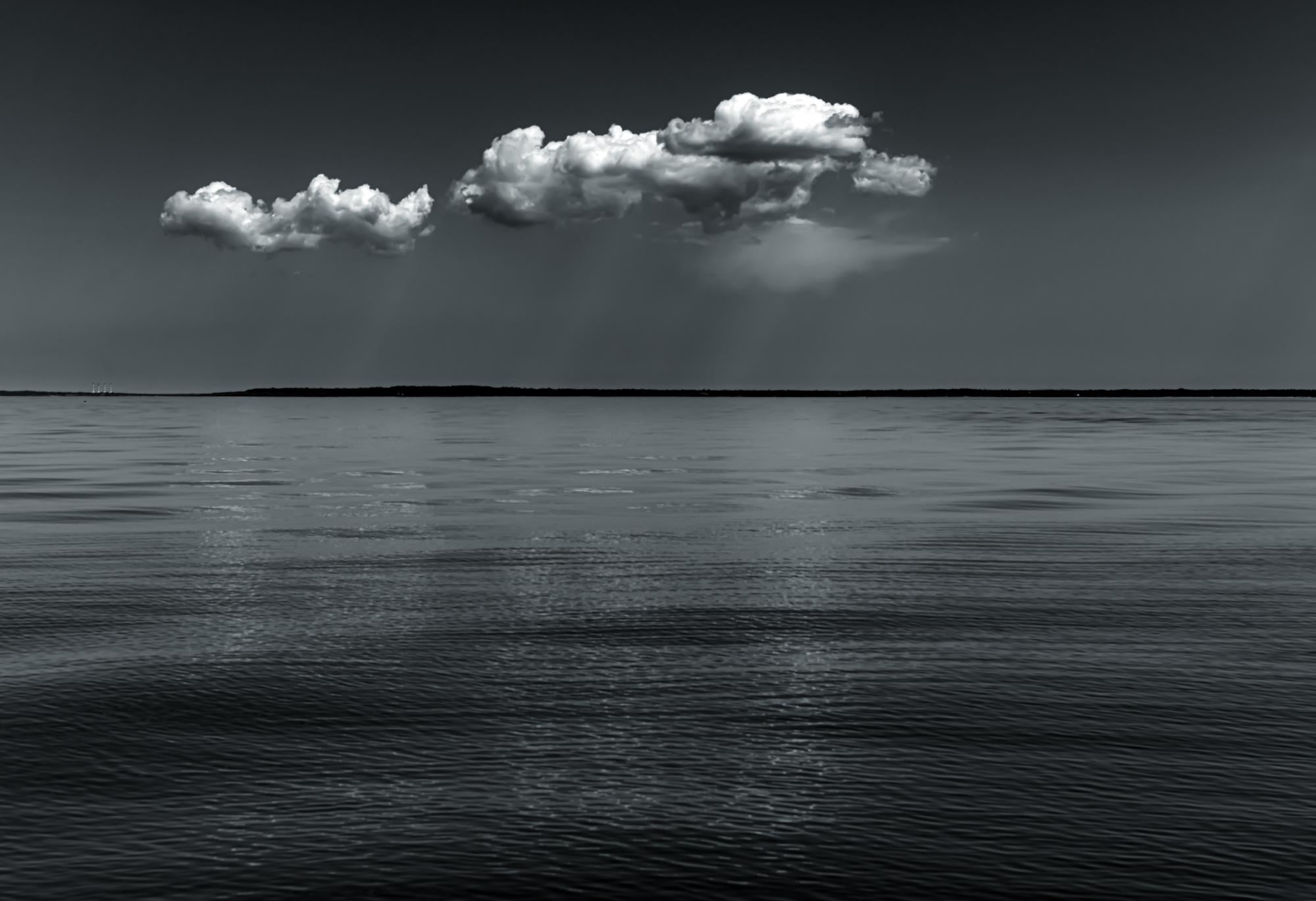 Howard Lewis Black and White Photograph – Schwarz-Weiß-Fotografie in limitierter Auflage – „Seewolken #2“ 30 x 40