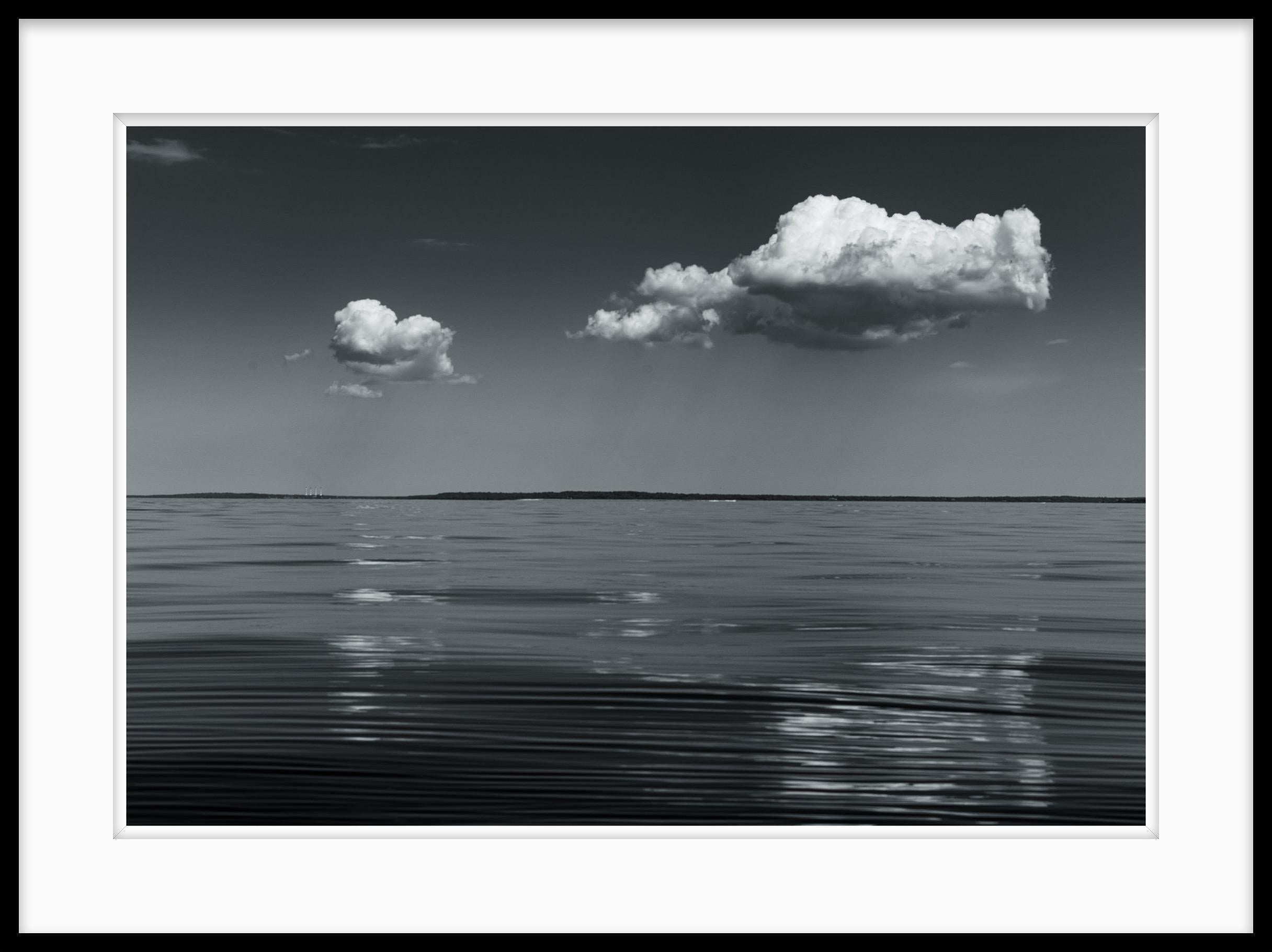 Schwarz-Weiß-Fotografie in limitierter Auflage – „ Meereswolken #3“ 20 x 24 – Photograph von Howard Lewis