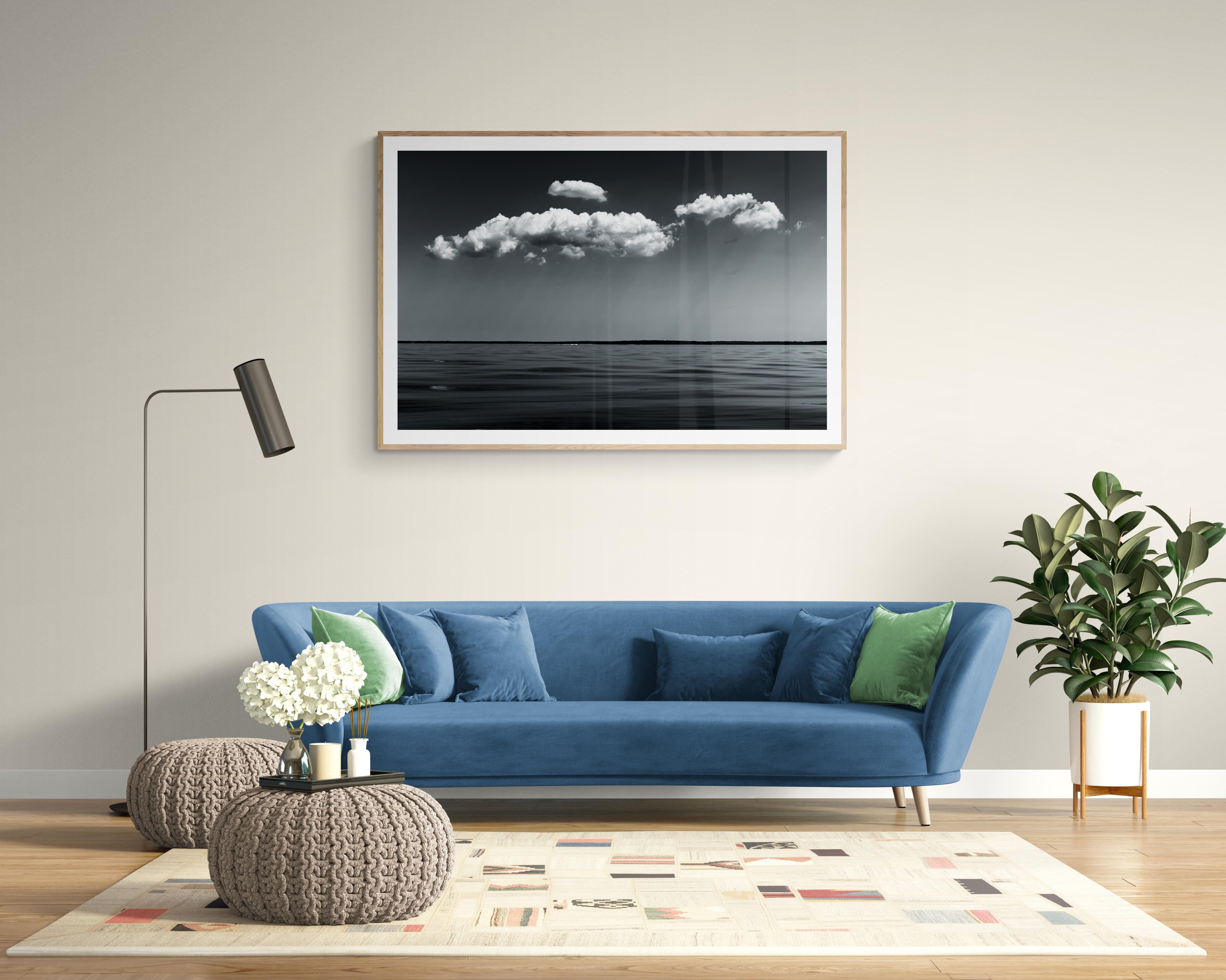 Schwarz-Weiß-Fotografie in limitierter Auflage – „ Meereswolken #4“ 20 x 24 – Photograph von Howard Lewis