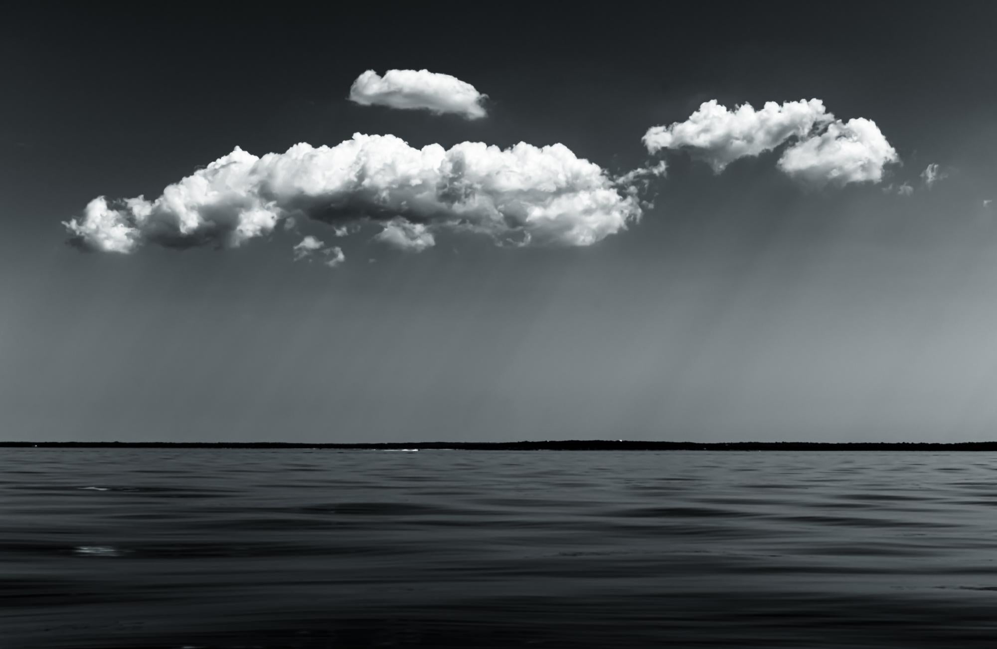 Howard Lewis Black and White Photograph – Schwarz-Weiß-Fotografie in limitierter Auflage – „ Meereswolken #4“ 20 x 24