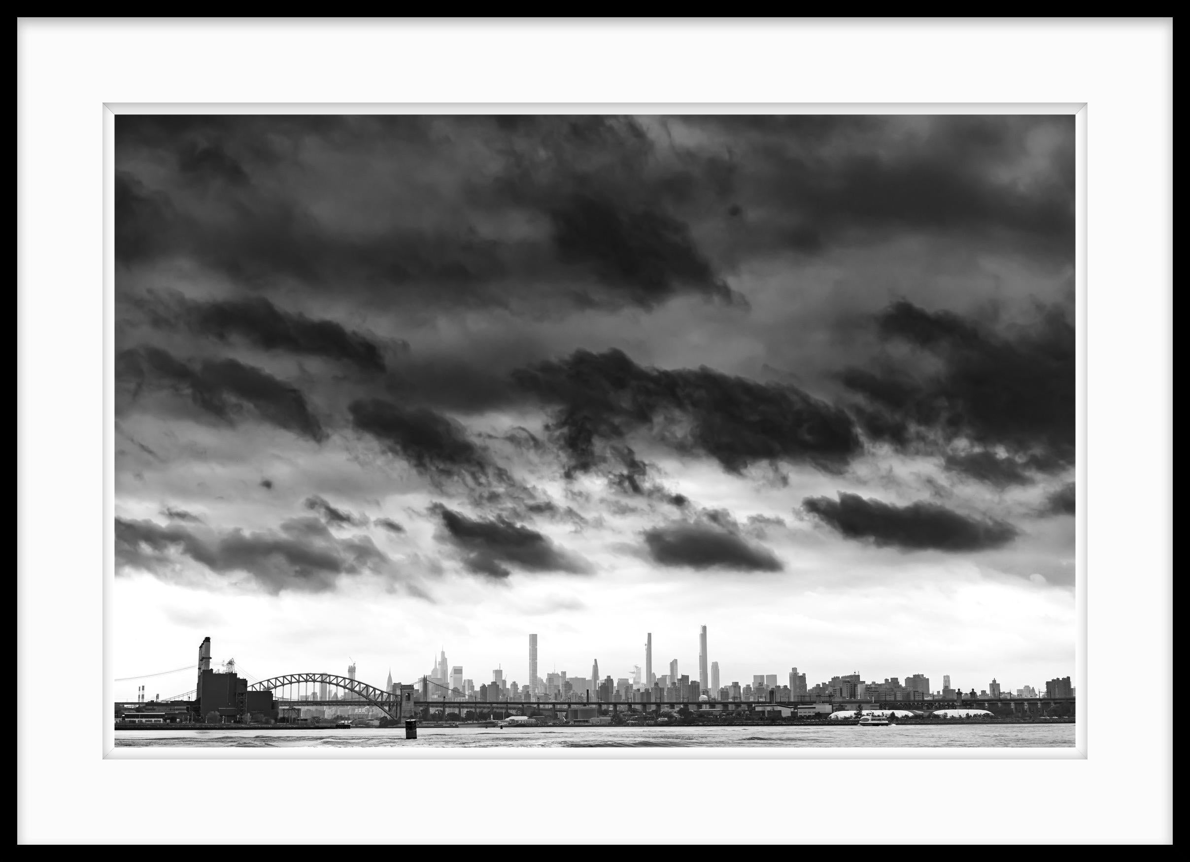 Photographie en noir et blanc en édition limitée « » Storm Front New York City « » 2020 - Noir Black and White Photograph par Howard Lewis