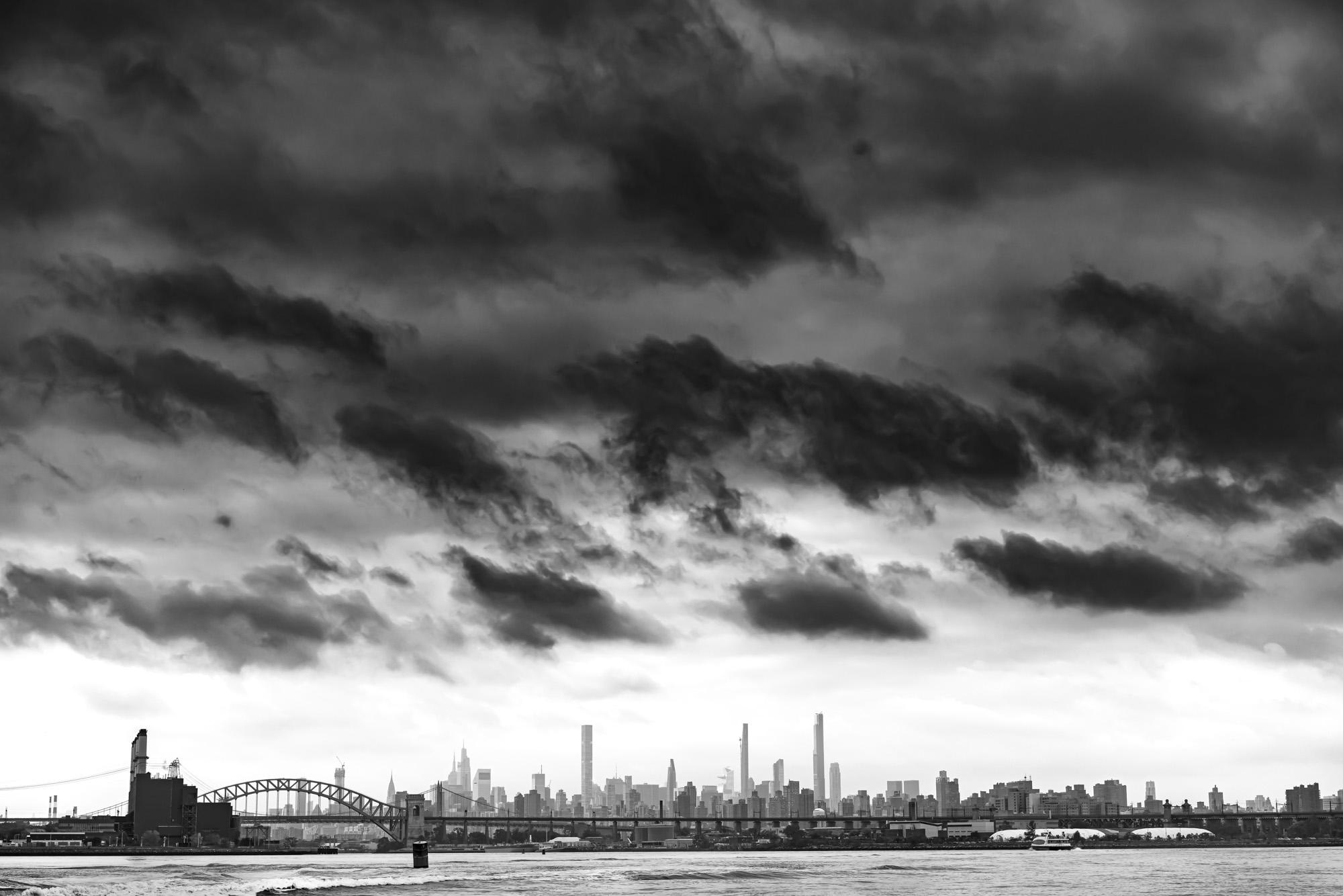 Black and White Photograph Howard Lewis - Photographie en noir et blanc en édition limitée « » Storm Front New York City « » 2020