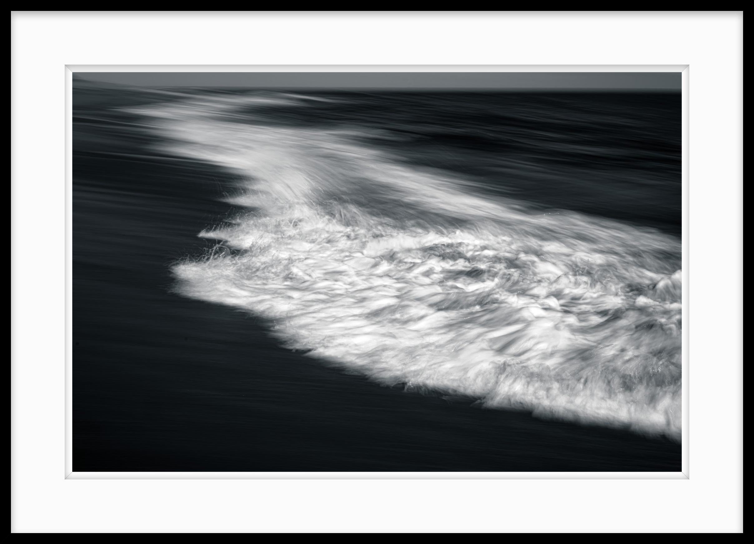 Schwarz-Weiß-Fotografiewellen, Ocean #18, limitierte Auflage, 20 x 24 – Photograph von Howard Lewis