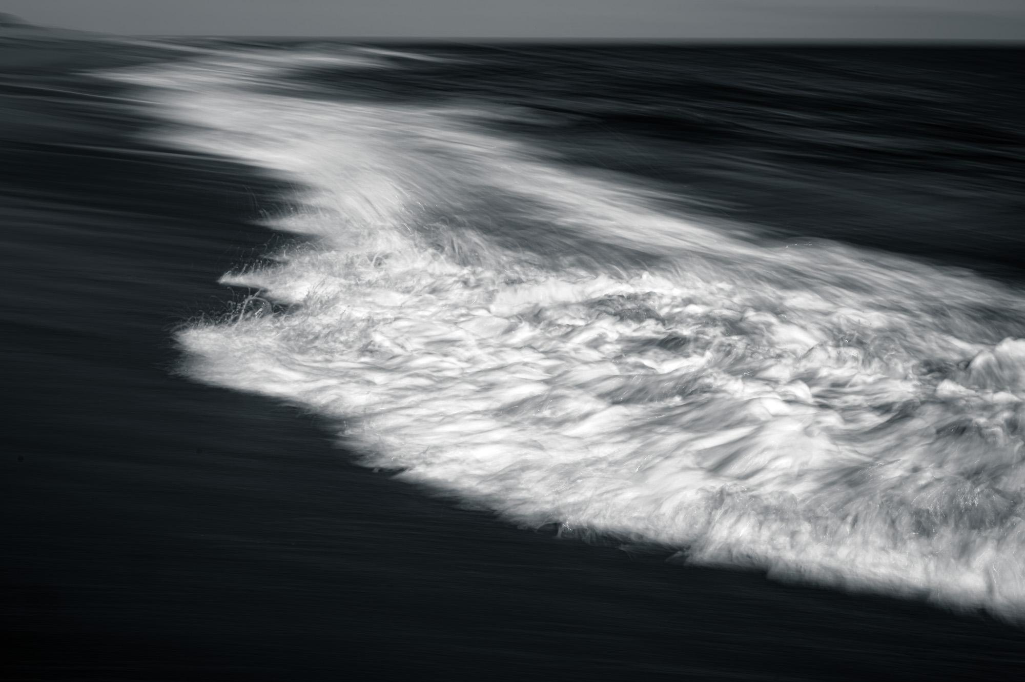Howard Lewis Black and White Photograph – Schwarz-Weiß-Fotografiewellen, Ocean #18, limitierte Auflage, 20 x 24