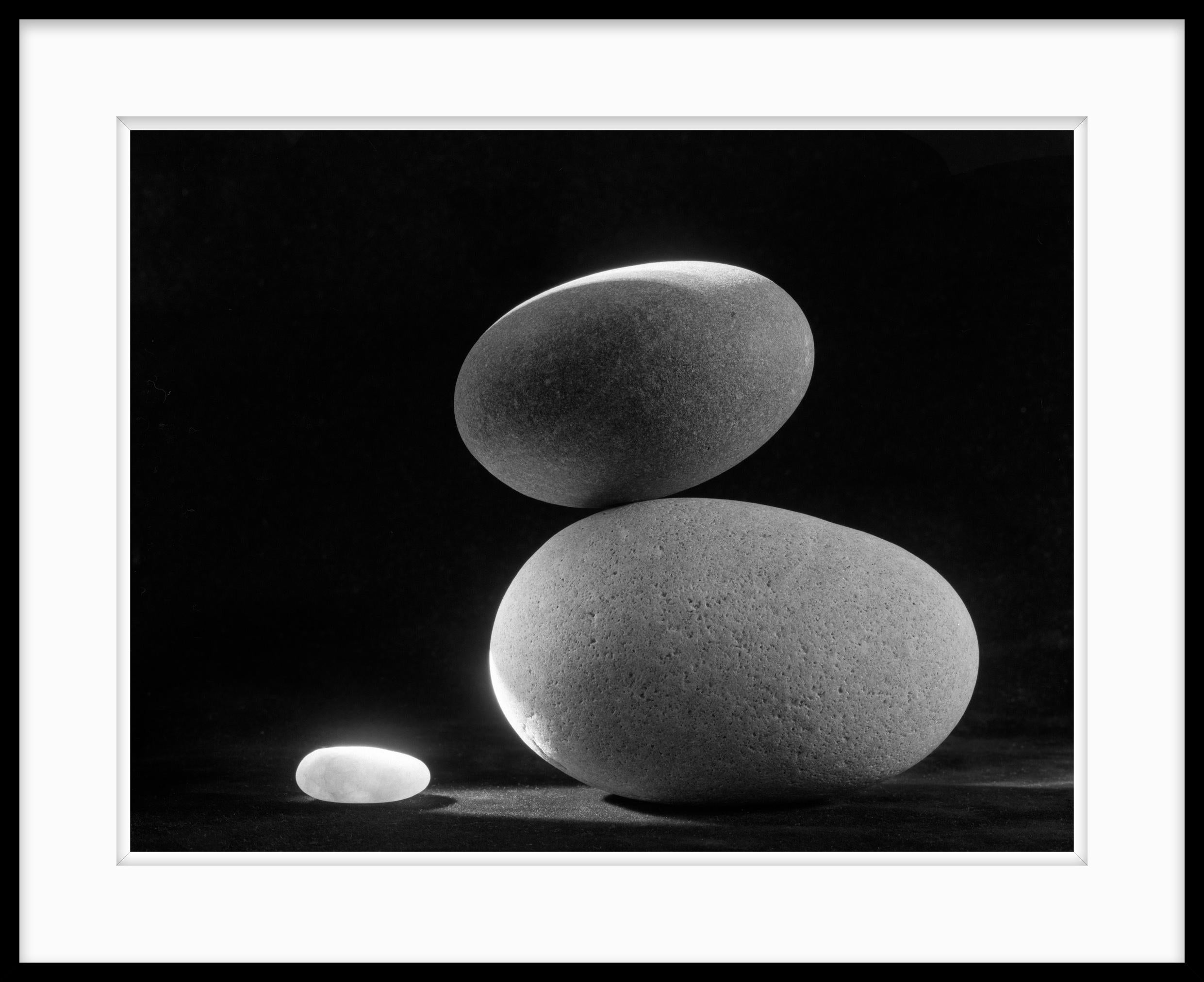 Schwarz-Weiß-Stilllebenfotografie „Wassersteine #18“ in limitierter Auflage, 20 x 24 Zoll – Photograph von Howard Lewis