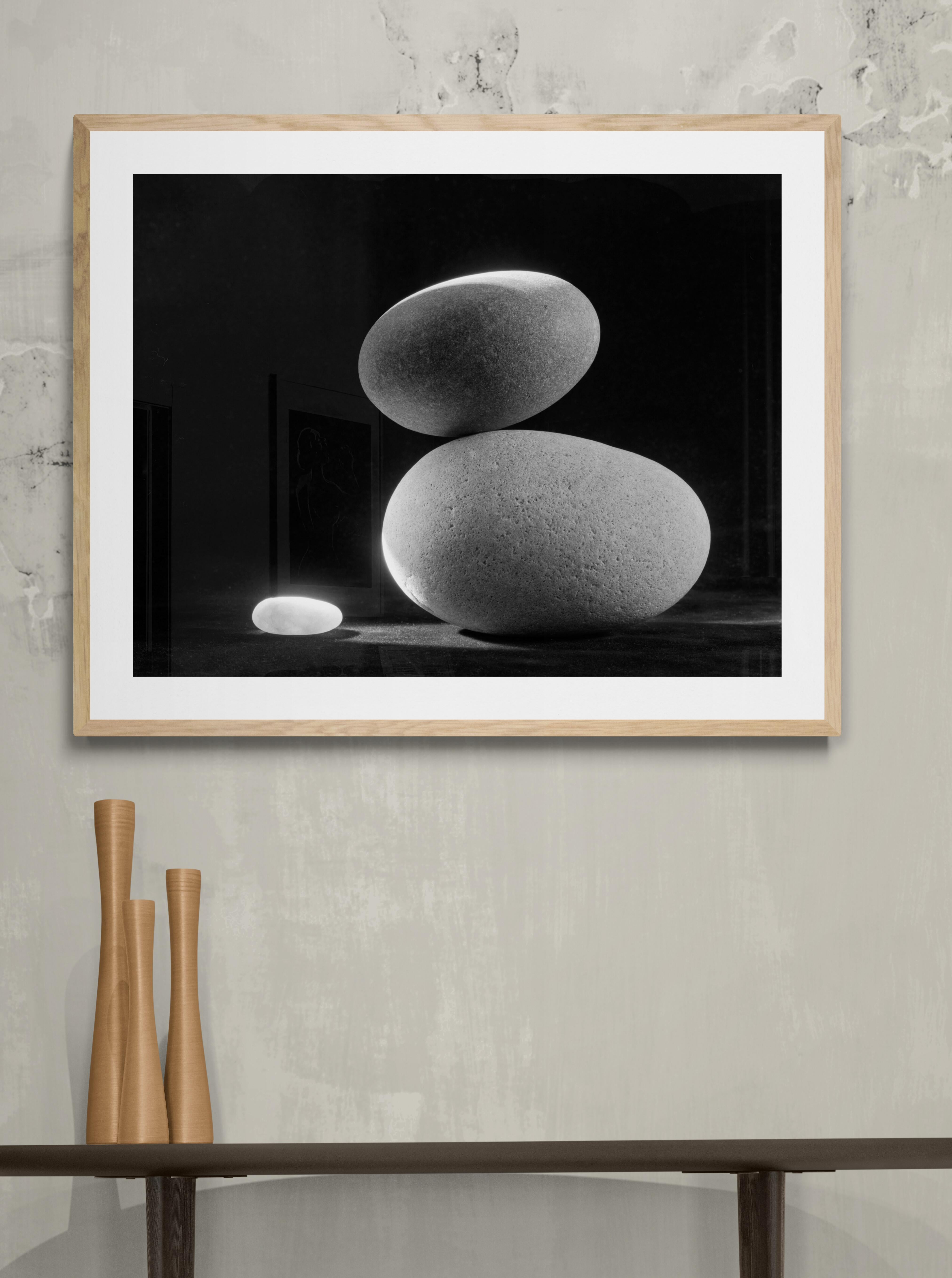 Schwarz-Weiß-Stilllebenfotografie „Wassersteine #18“ in limitierter Auflage, 20 x 24 Zoll im Angebot 1
