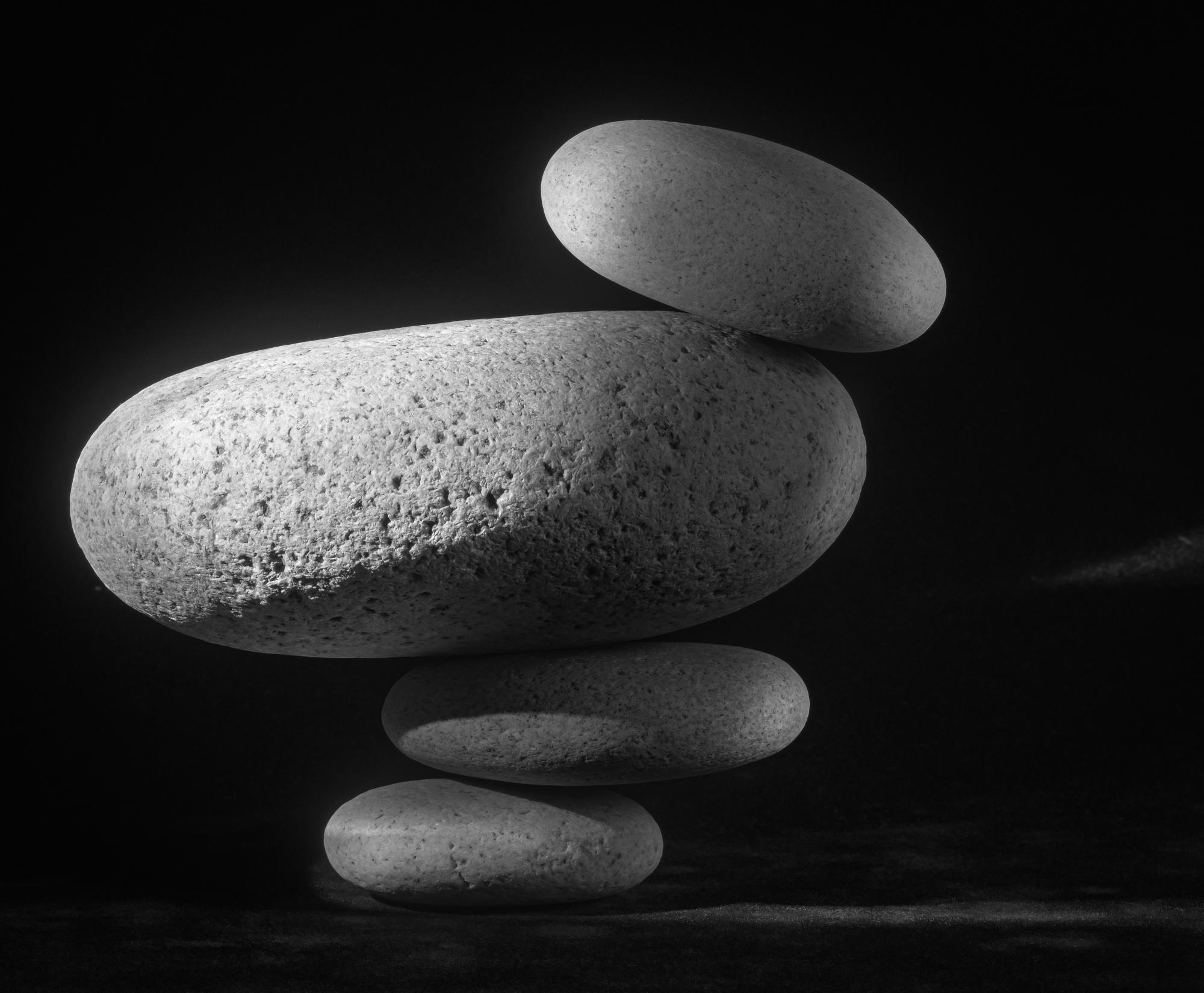 Howard Lewis Still-Life Photograph –  Schwarz-Weiß-Stillleben-Fotografie mit Wassersteinen in limitierter Auflage #25