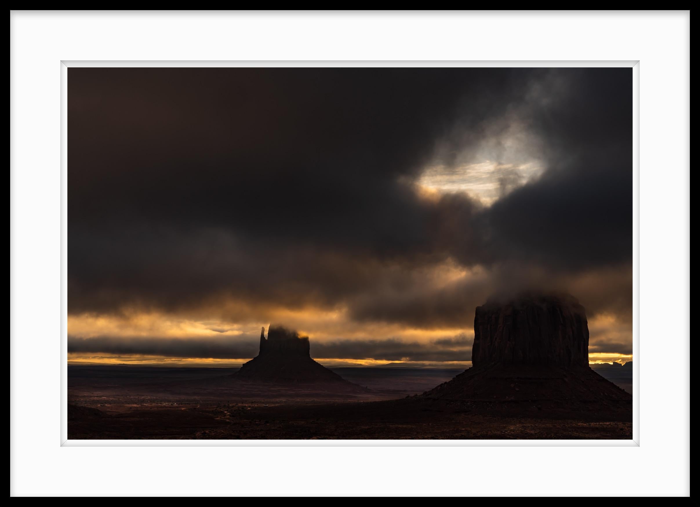 Fotografía en color de edición limitada - Cloud Break, Utah 2018 - Photograph Contemporáneo de Howard Lewis