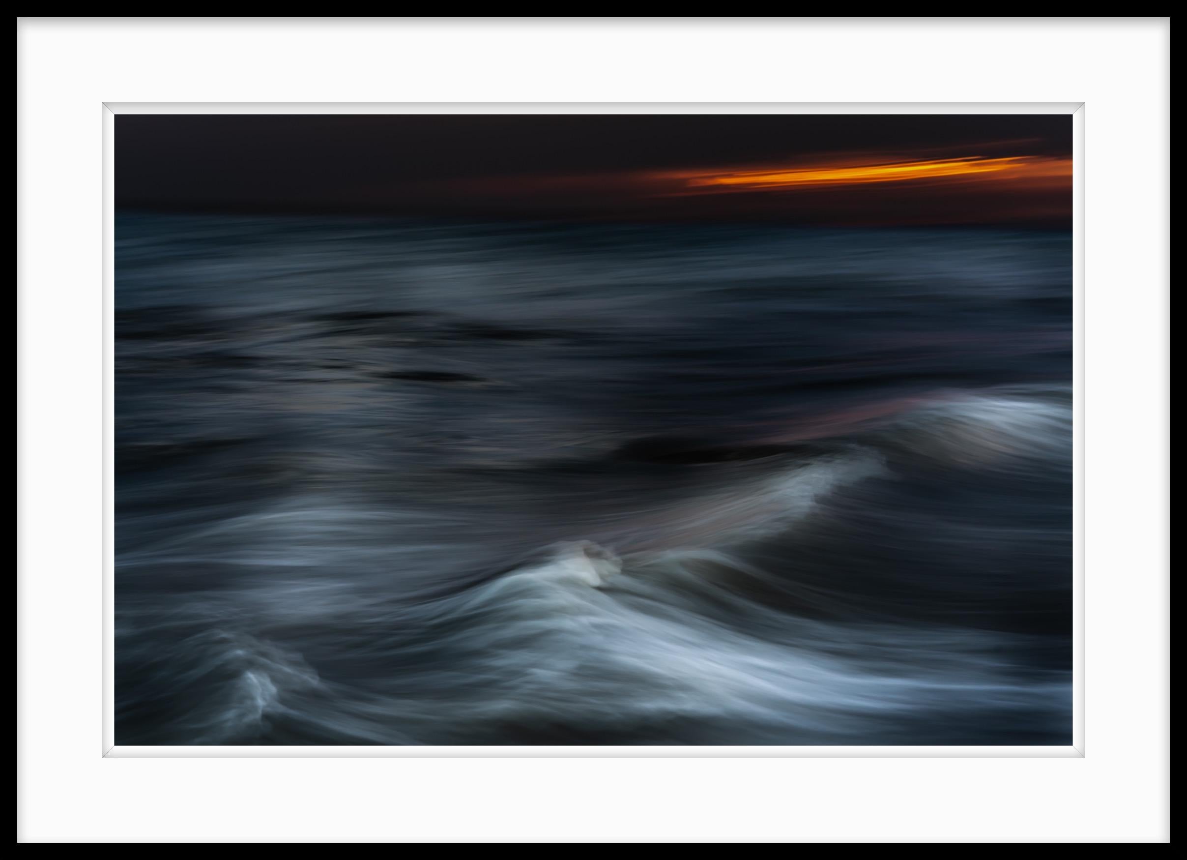  Farbfotografie Ozean – „Daybreak Kinetic Solitude“ in limitierter Auflage, 20 x 24 – Photograph von Howard Lewis