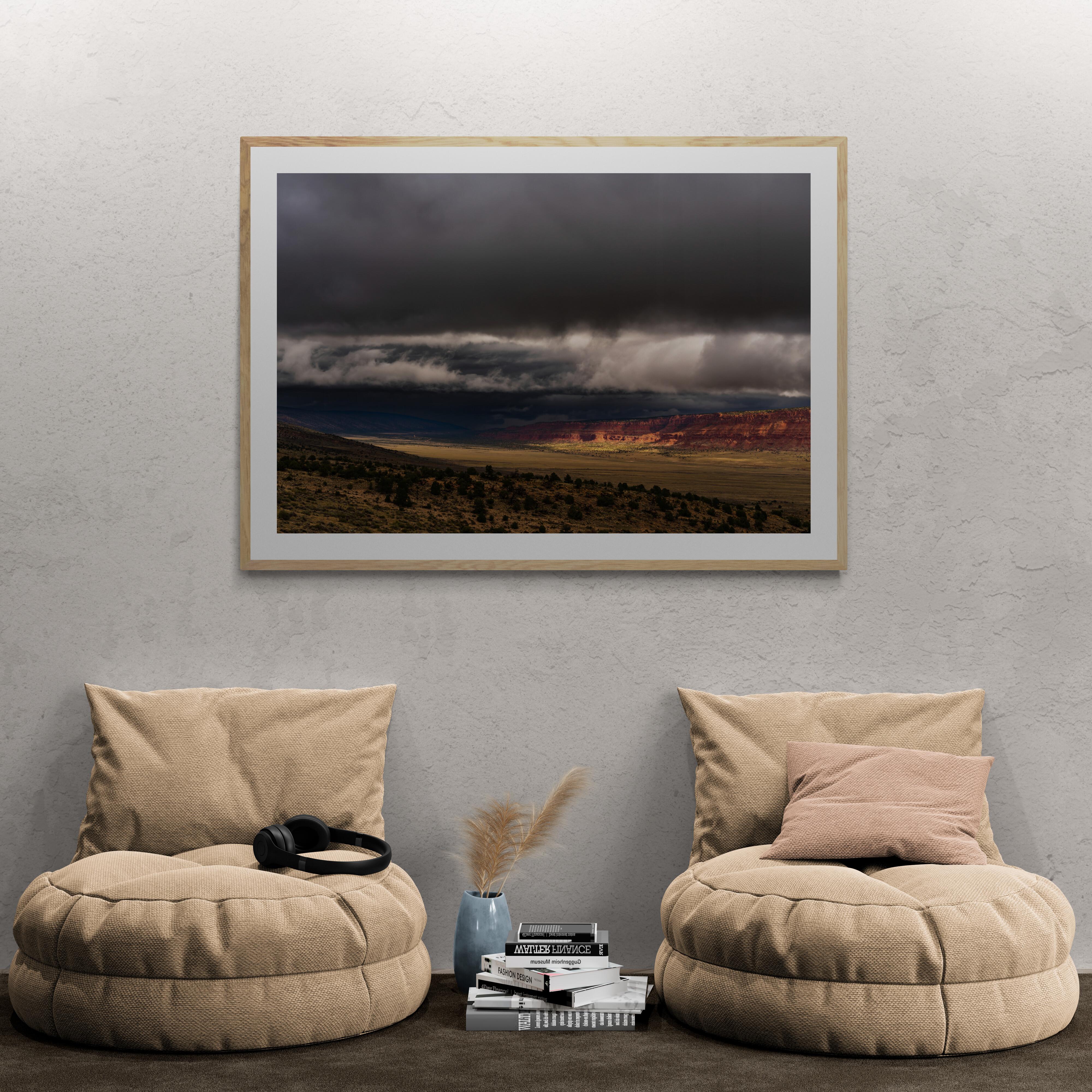  Farbfotografie in limitierter Auflage - Red Cliffs, Utah 2018. Aufgenommen auf einer ausgedehnten fotografischen Reise durch den Westen im Jahr 2018. Das Foto stammt aus dem Red Cliffs National Park in Utah.

Über Howard Lewis:
In seiner