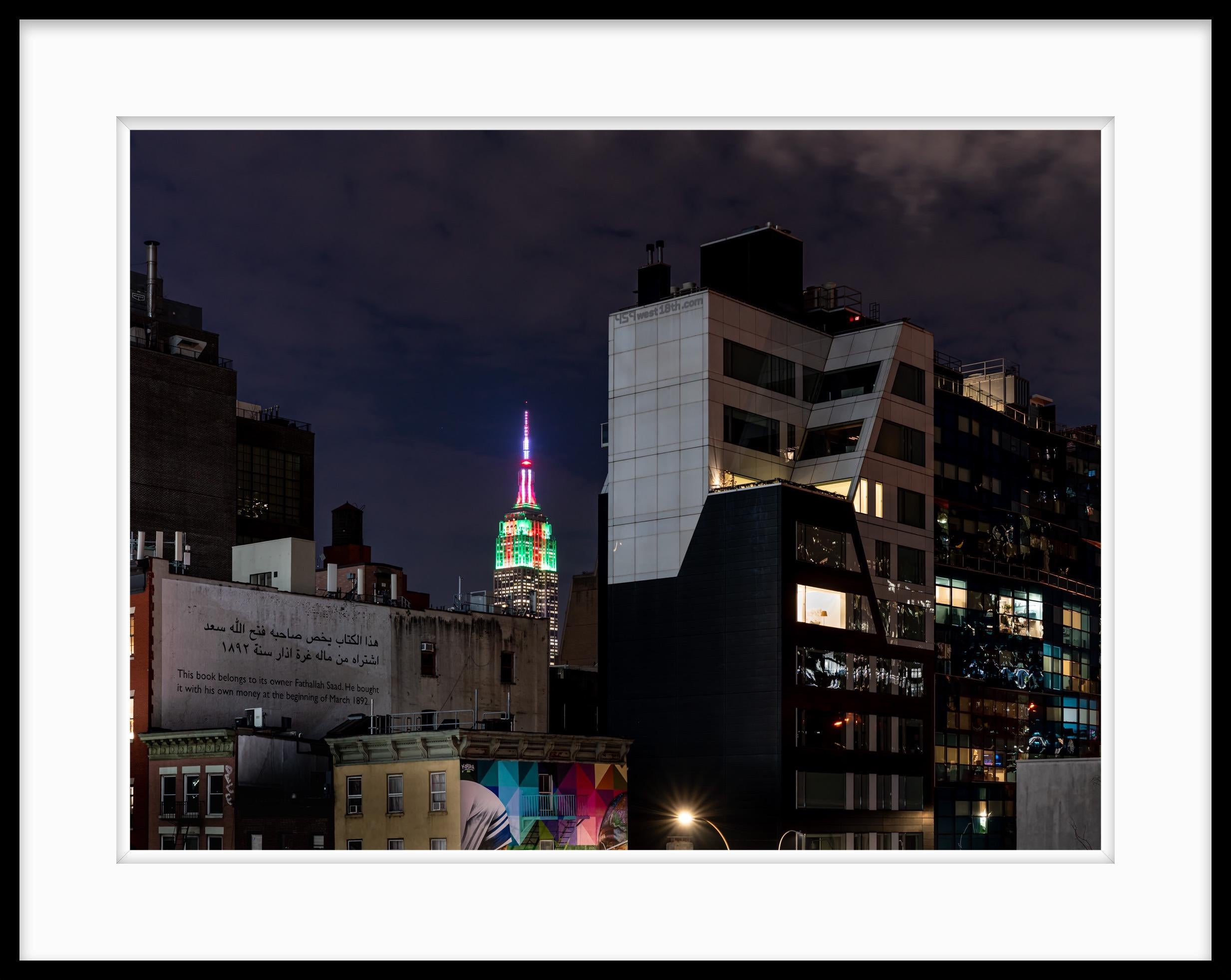 Photographie couleur « Red White and Blue City » en édition limitée, New York, 20 x 24 - Noir Landscape Photograph par Howard Lewis