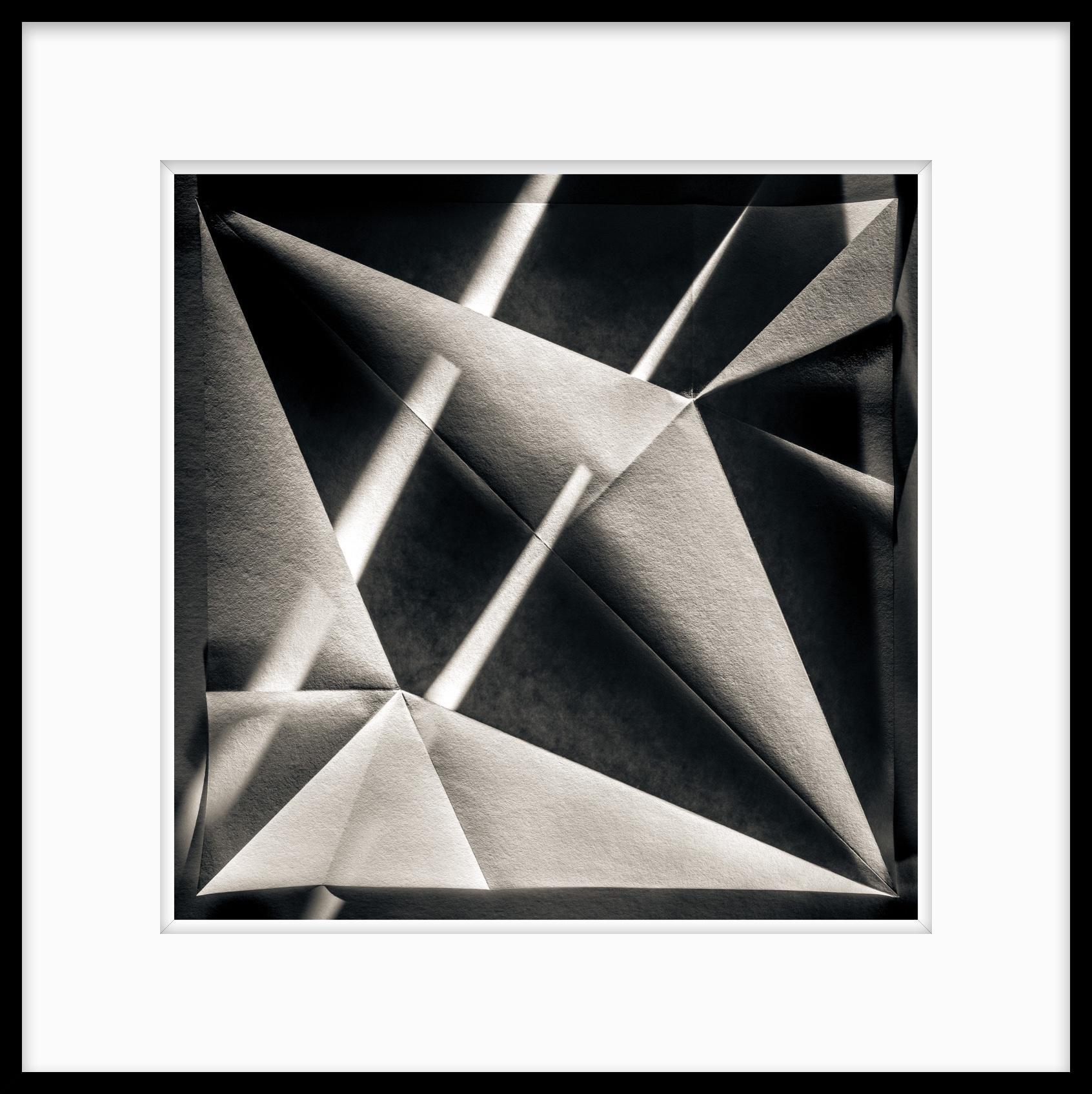 Schwarz-Weiß-Fotografie in limitierter Auflage mit Origami-Blatt #18  (Geometrische Abstraktion), Photograph, von Howard Lewis