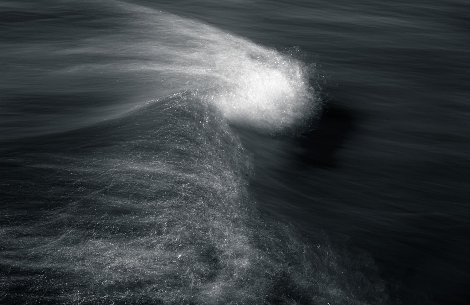 Black and White Photograph Howard Lewis - Waves - Photographie éthérée océanique en noir et blanc n° 12 