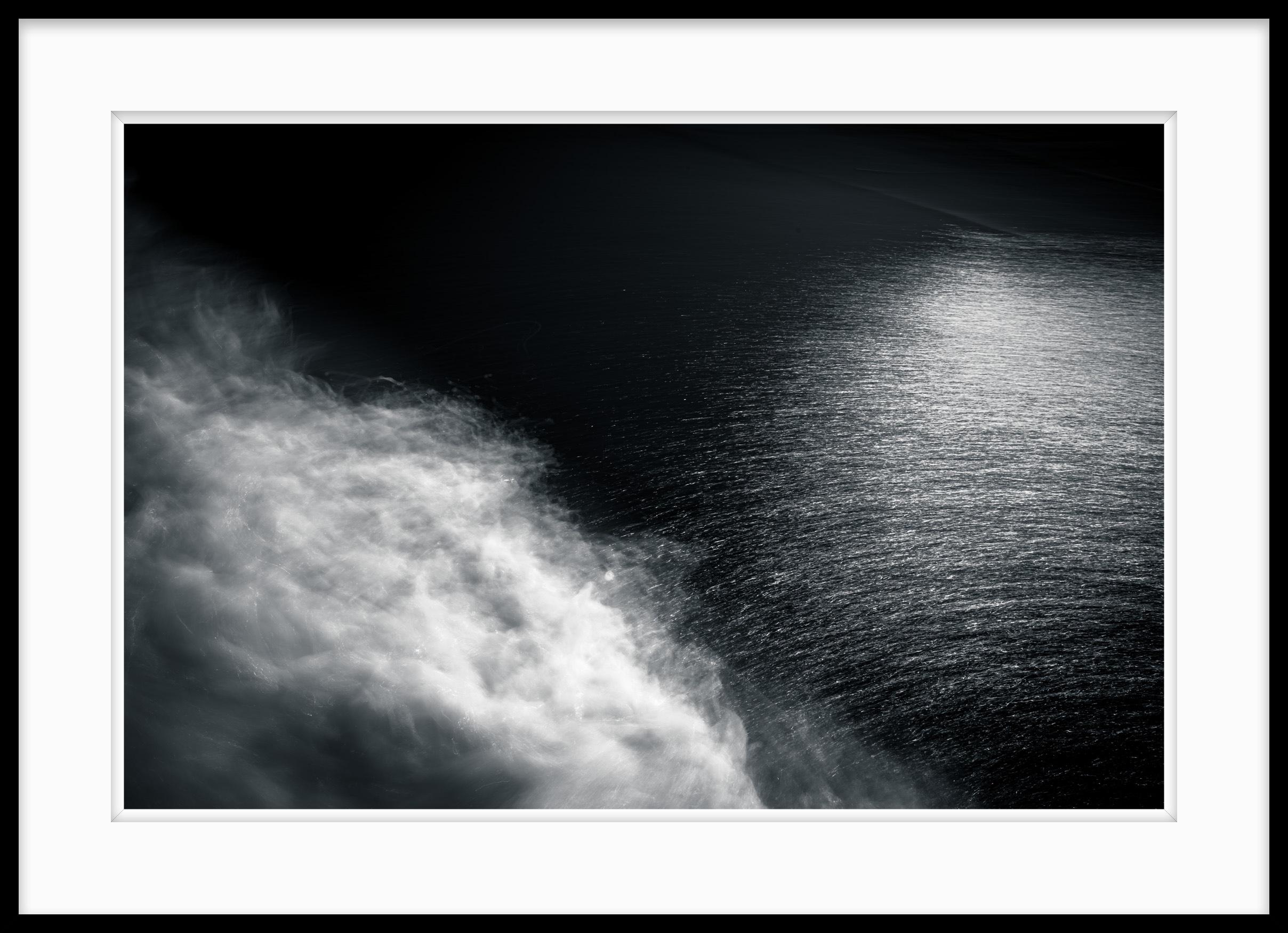 Waves - Photographie éthérée océanique en noir et blanc n° 42 - Noir Black and White Photograph par Howard Lewis