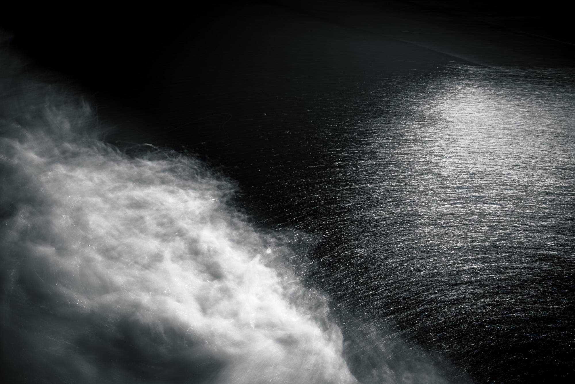 Black and White Photograph Howard Lewis - Waves - Photographie éthérée océanique en noir et blanc n° 42