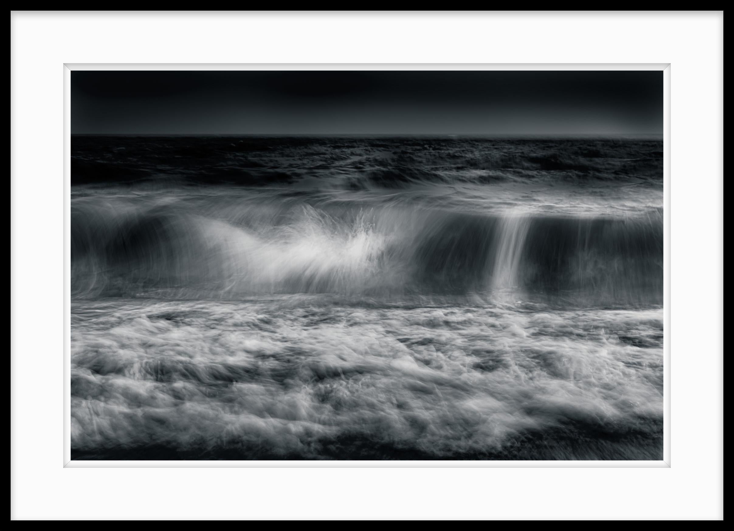 Photographie en noir et blanc en édition limitée Océan, eau, vagues, Sans titre n°54 - Noir Landscape Photograph par Howard Lewis