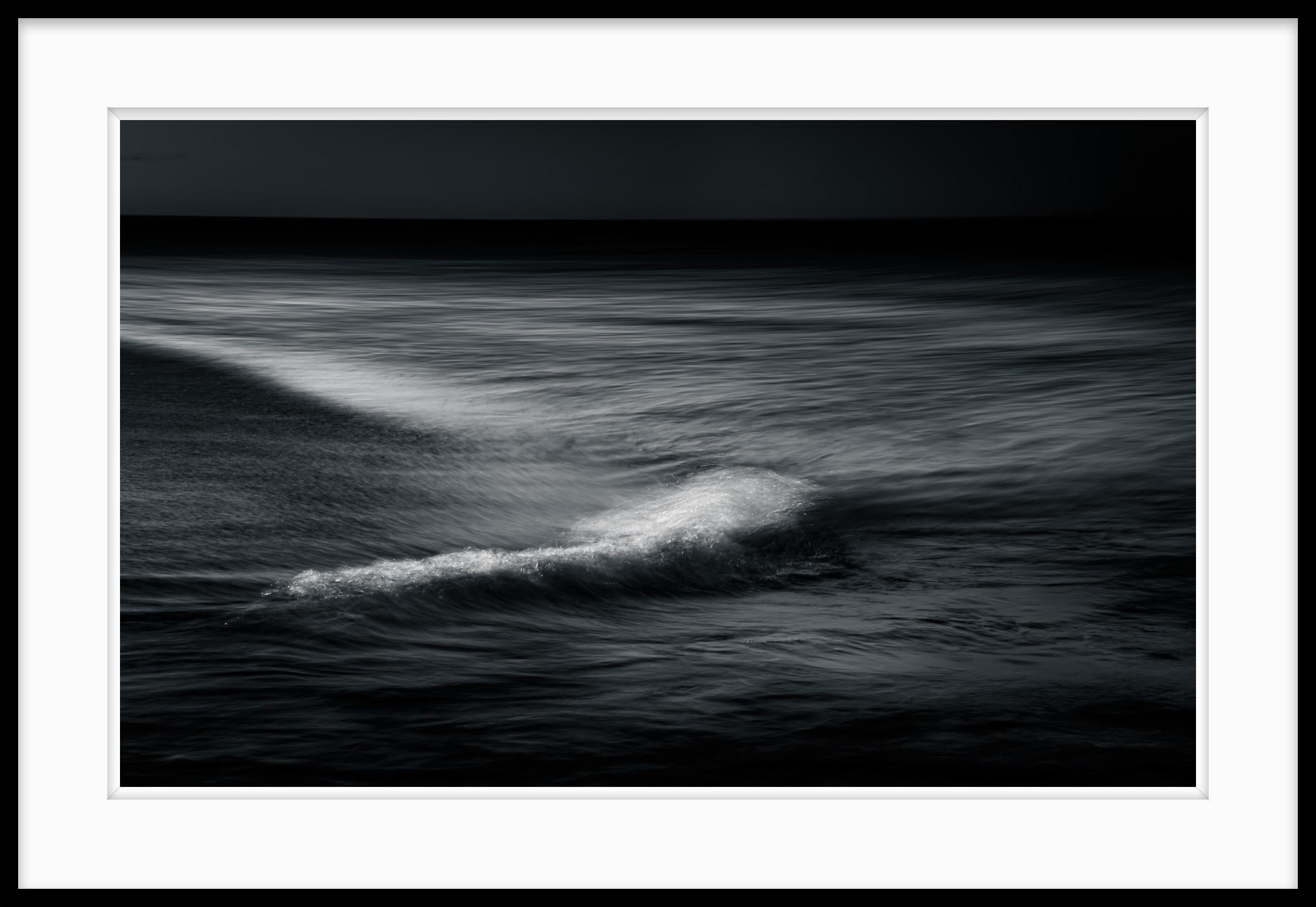 Waves - Photographie éthérée océanique en noir et blanc n°85 - Noir Landscape Photograph par Howard Lewis