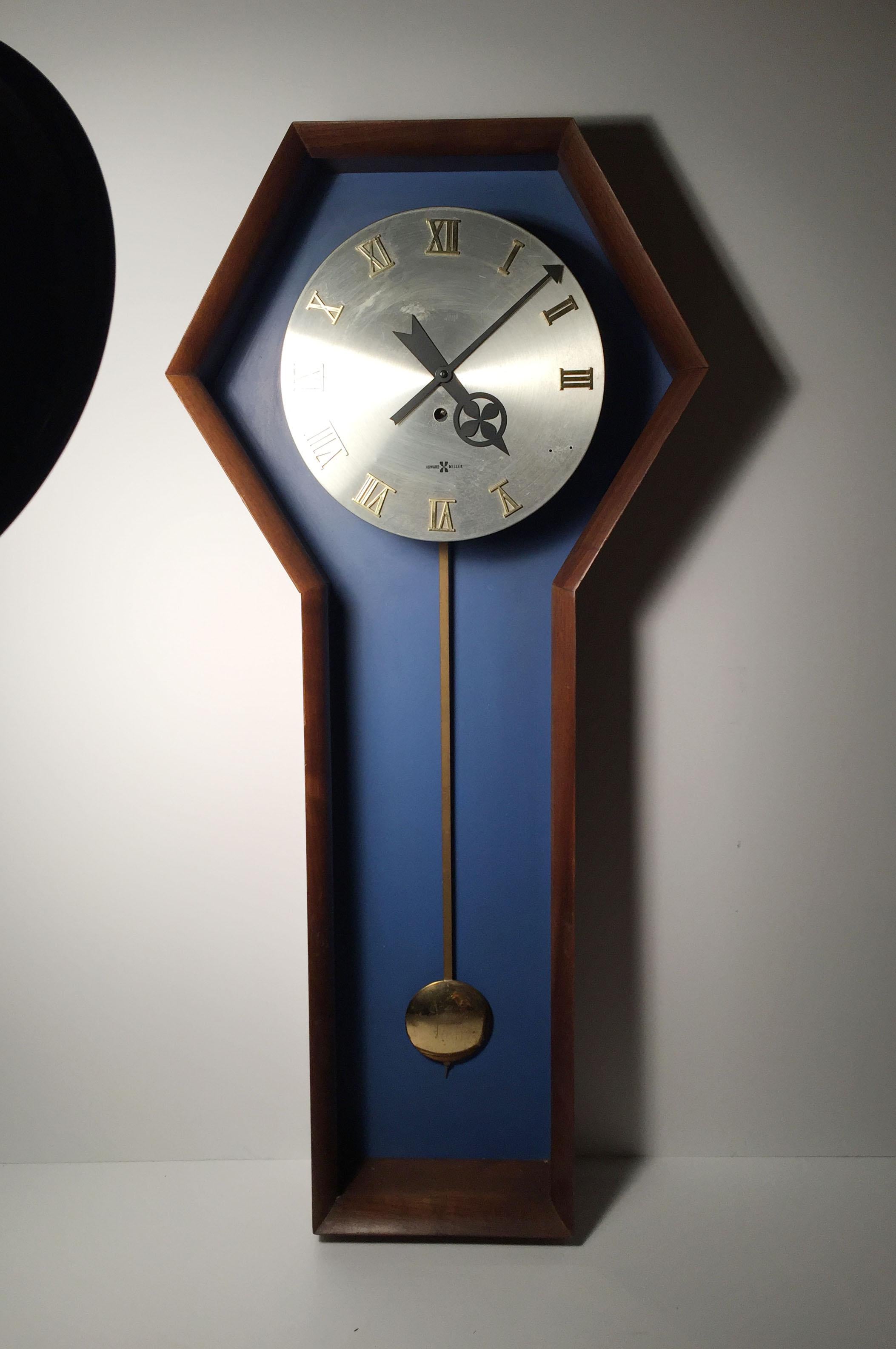 Great wall clock design with a fine wood casing and an original backboard in what is right now a trending color of sapphire. Uncertain to whether Arthur Umanoff or George Nelson Designed this wall clock.

More pics to come.

Please note: This clock