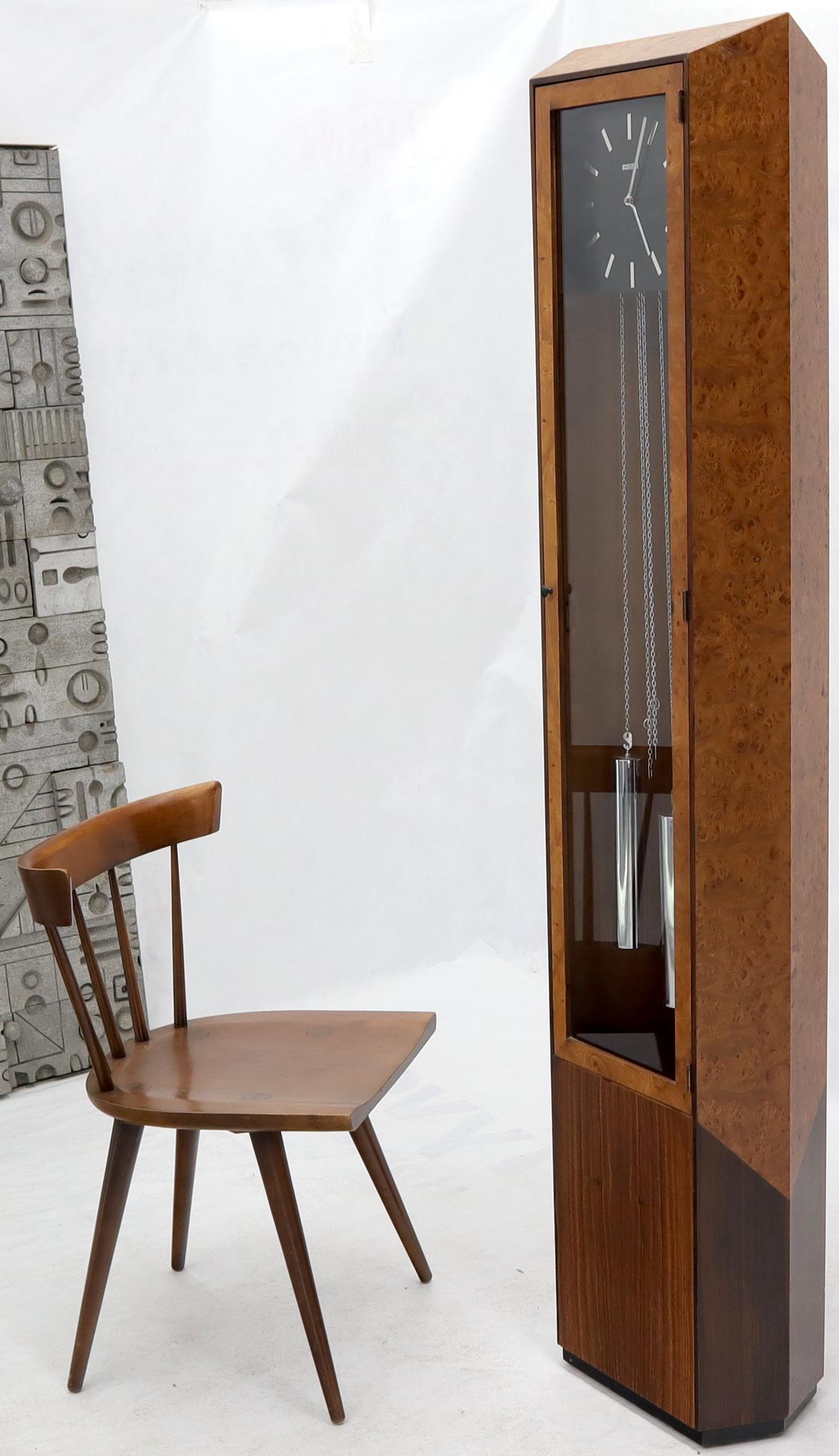 Moderne Standuhr mit Wurzelholzgehäuse aus der Jahrhundertmitte von Howard Miller. Atemberaubendes Design Wurzelholz Maserung und Zustand.