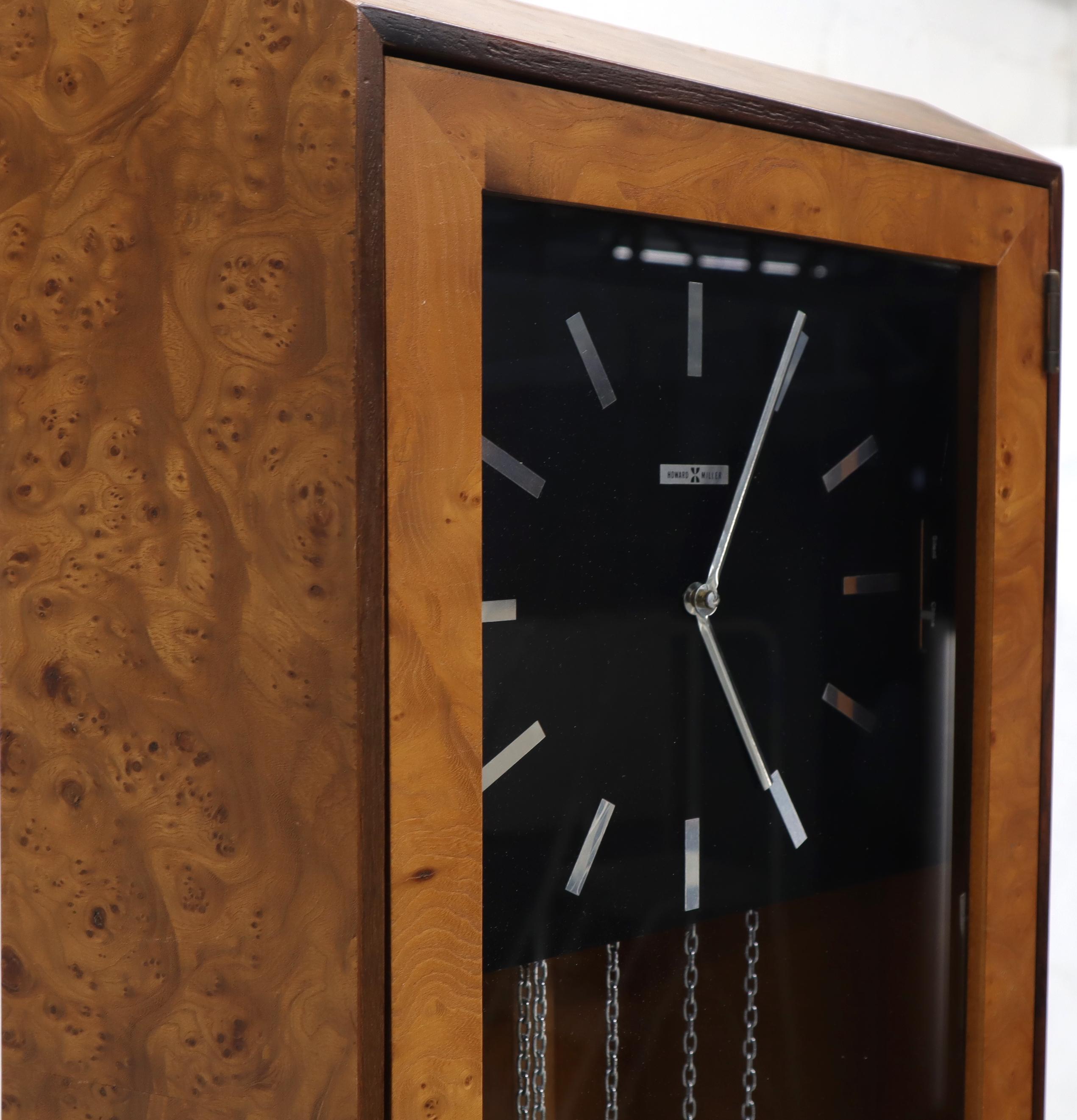 Mid-Century Modern Horloge grand-père Howard Miller en bois de ronce en vente
