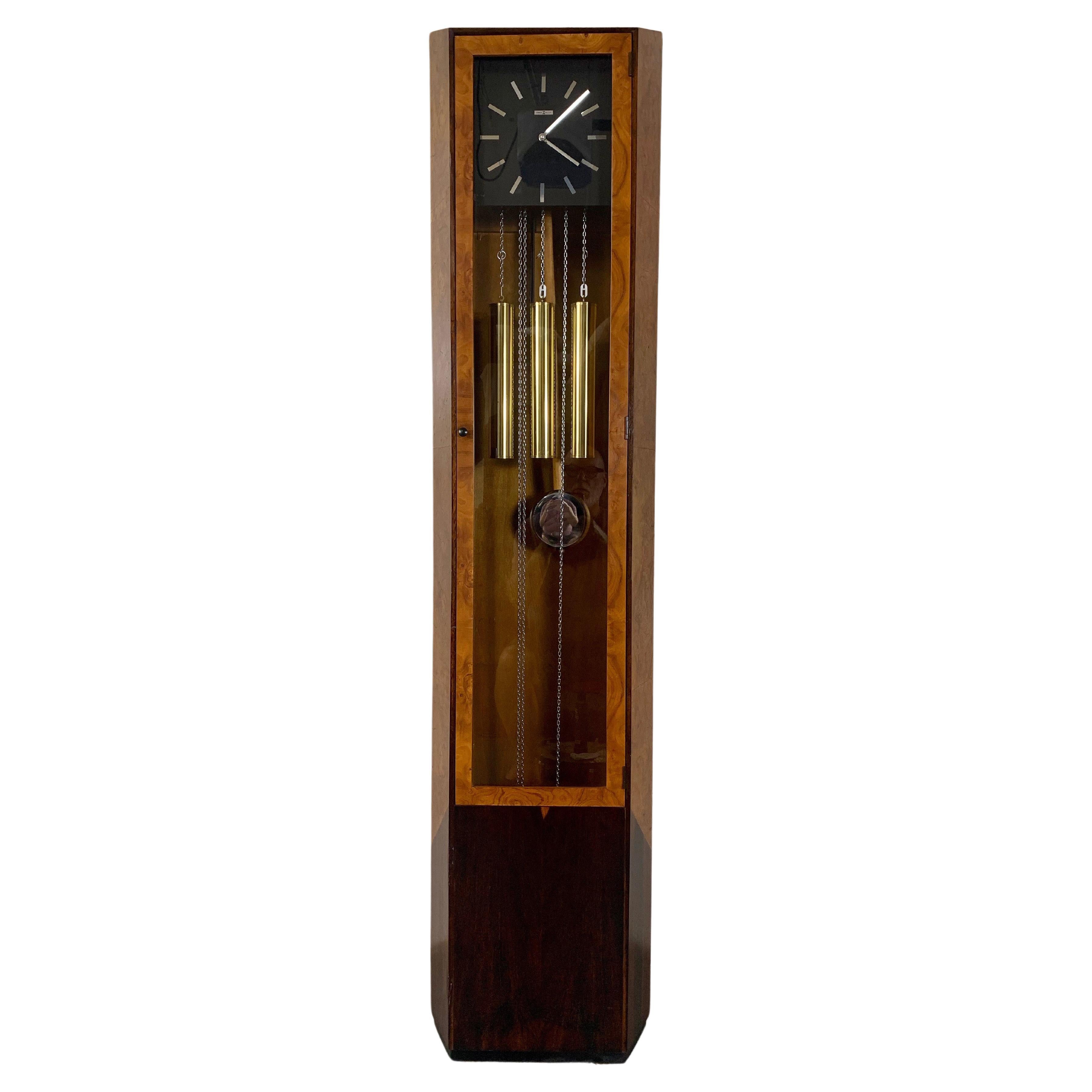 Horloge à boîtier haut 8 jours en bois de ronce et palissandre d'Howard Miller