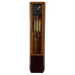 Horloge à boîtier haut 8 jours en bois de ronce et palissandre d'Howard Miller