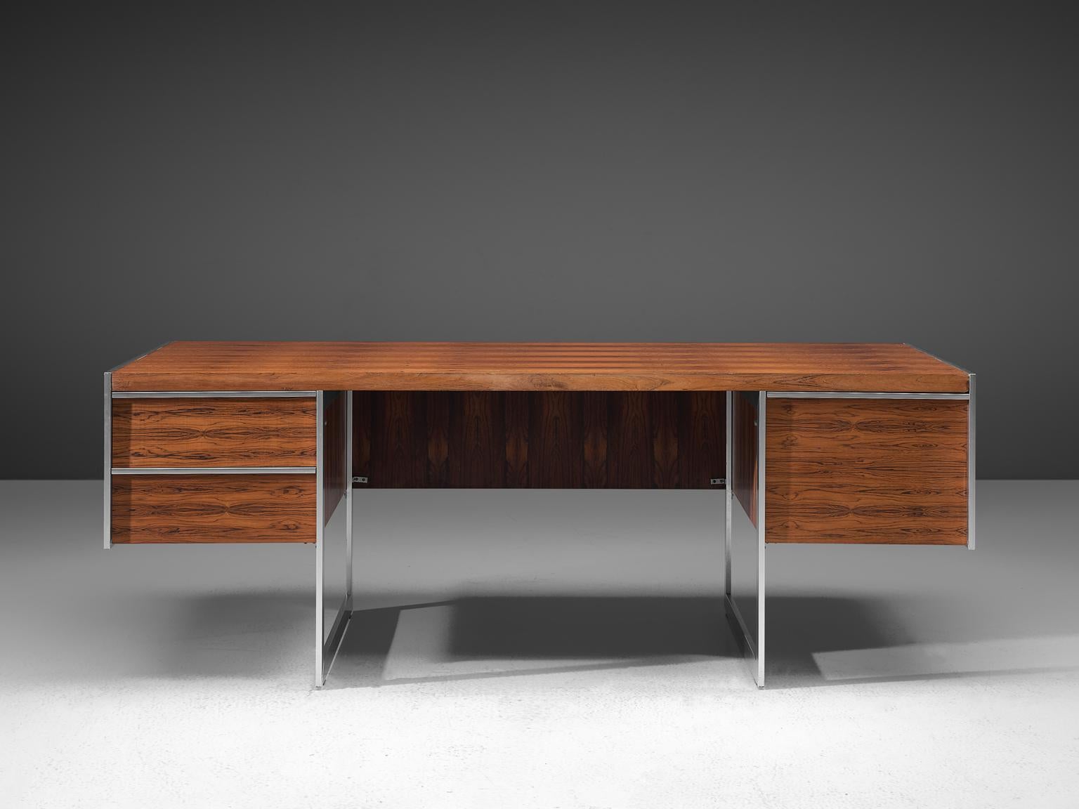 Howard Miller for MDA, desk, rosewood and metal, United Kingdom, 1960s.

This modern 1960s executive's desk by Howard Miller for MDA features beautiful elements, for instance the rosewood with stunning dark flames in the veneer. This piece shows
