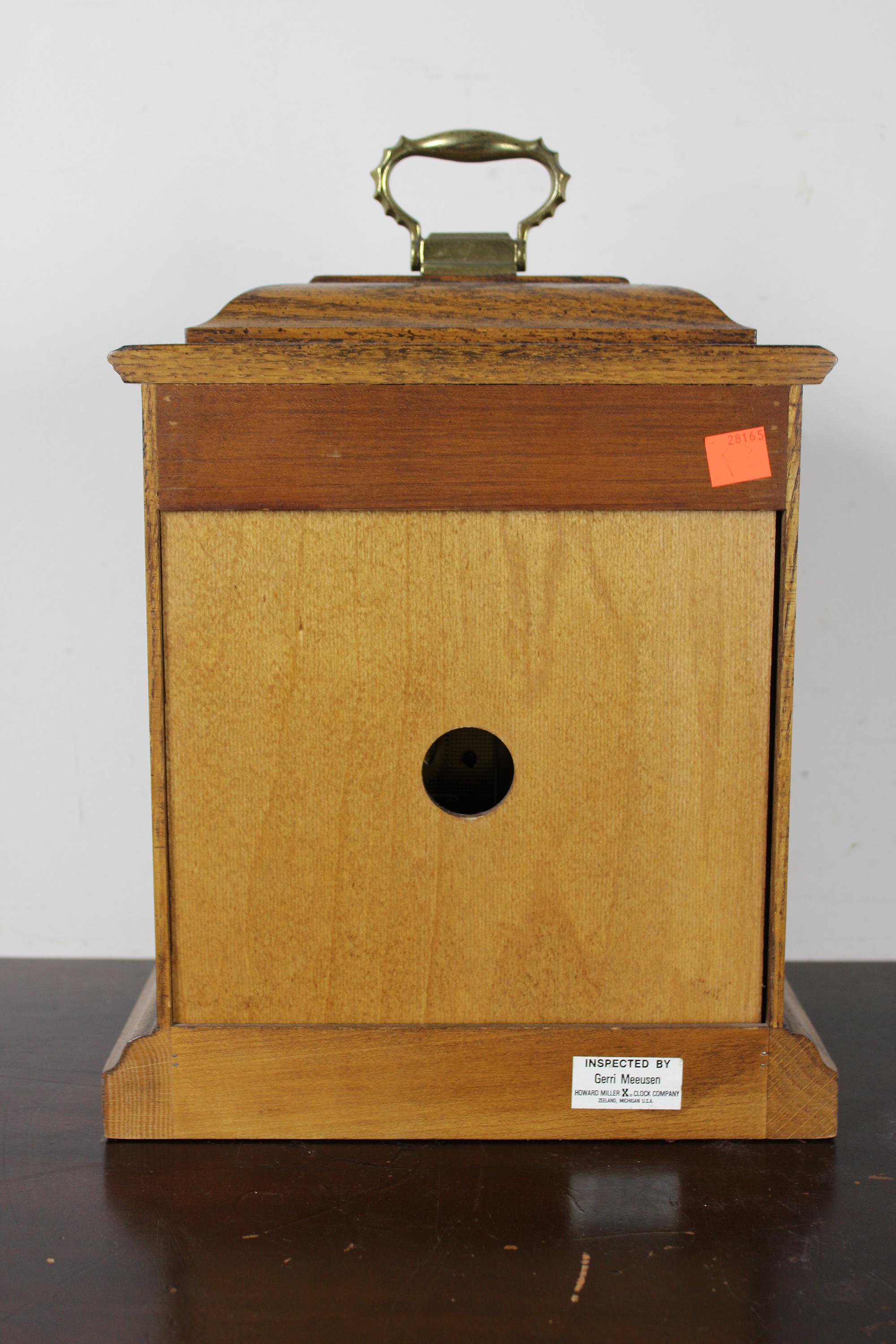 Howard Miller Graham Bracket Key Wound Mantel Clock Oak Case 340-020 In Good Condition In Dayton, OH
