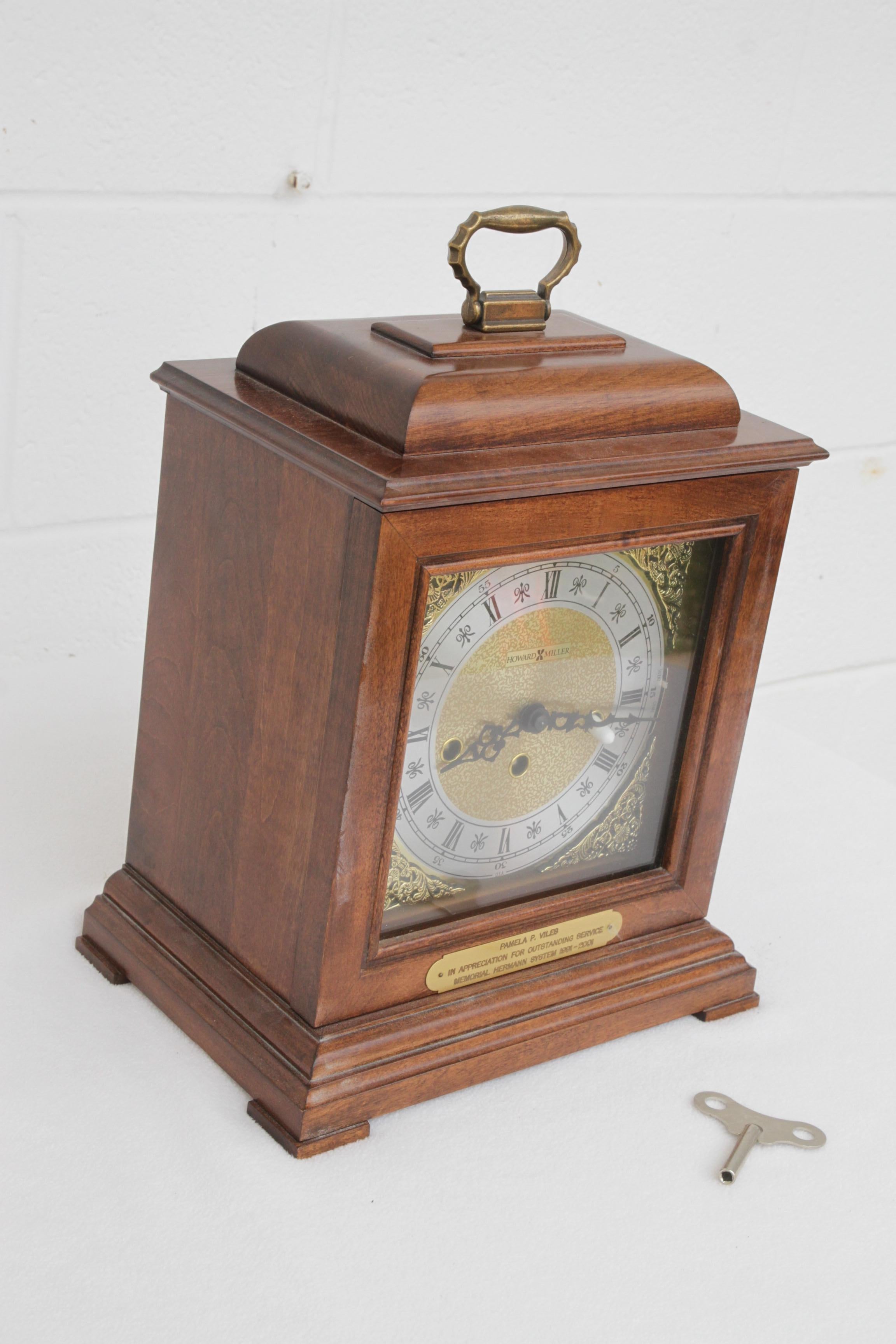 Howard Miller Graham Bracket Mantel Clock In Good Condition For Sale In Pasadena, TX