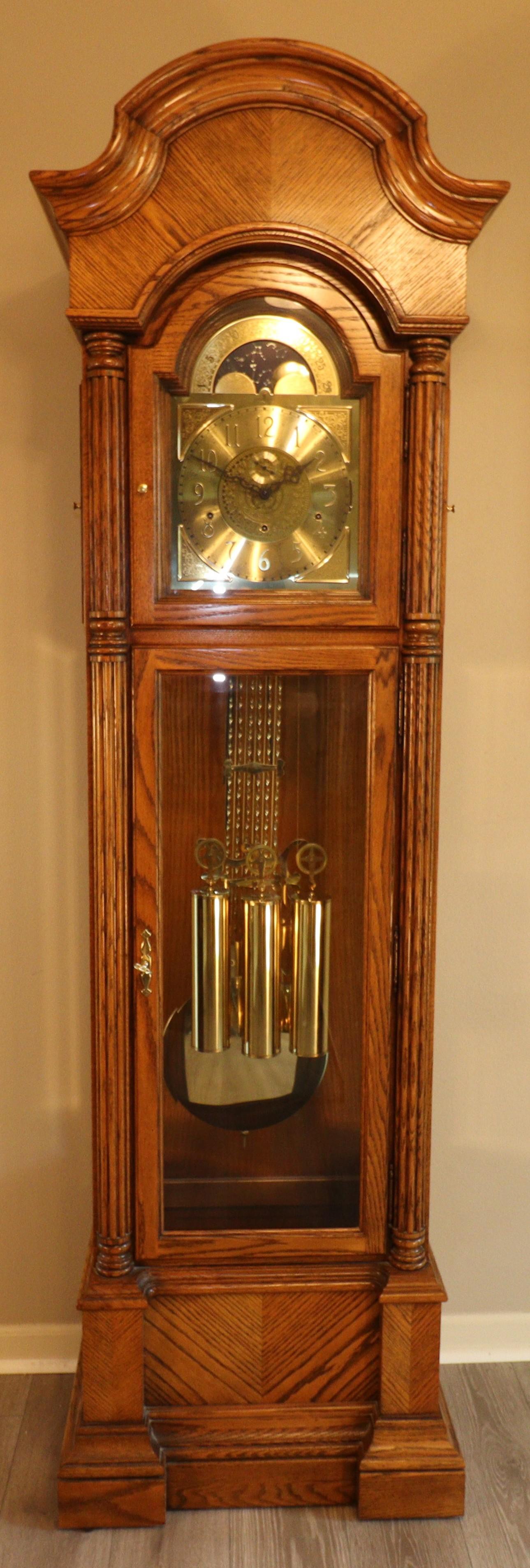 Prístino reloj de pie Howard Miller 