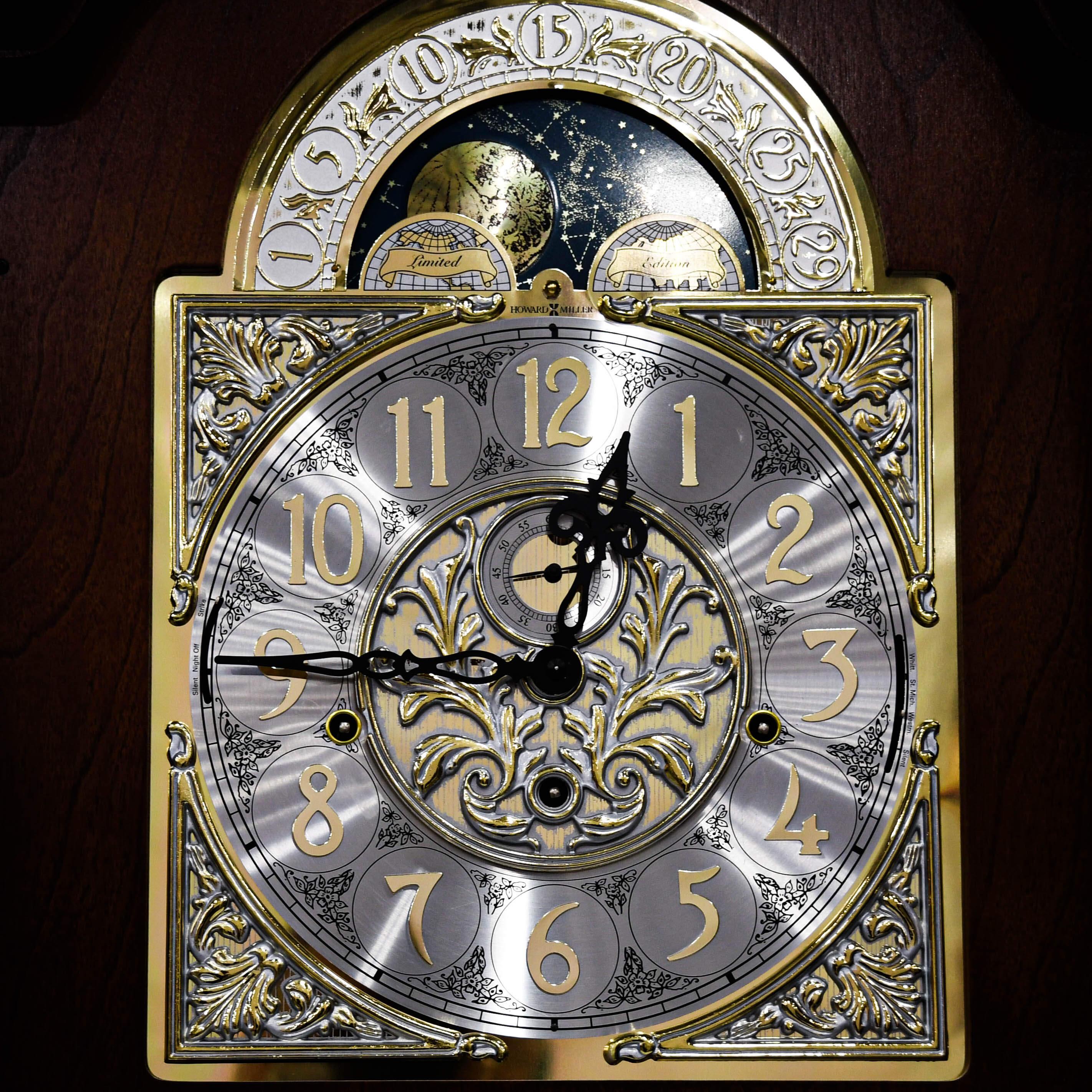 Howard Miller Limited-Edition Grandfather Clock Bon état - En vente à MC Leansville, NC