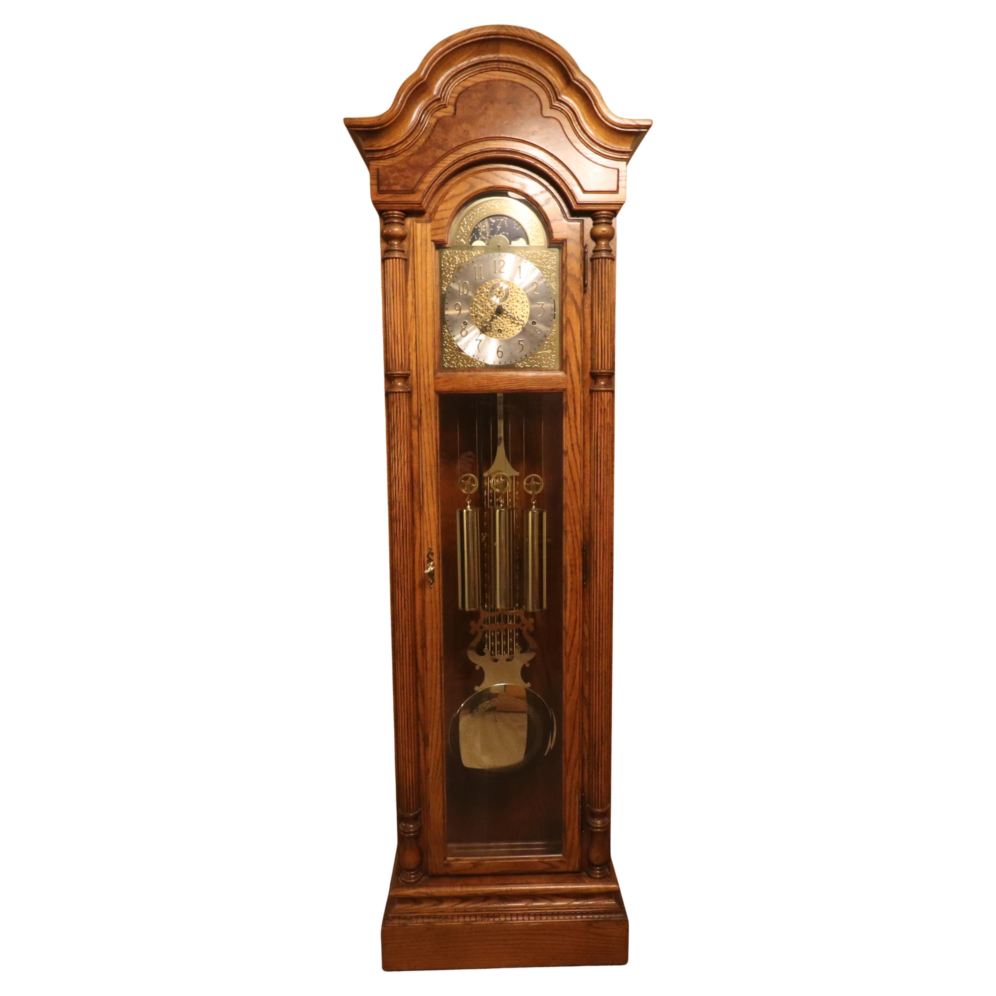 Orologio a pendolo in Oak di Howard Miller con movimento a tripla suoneria Kieninger in vendita