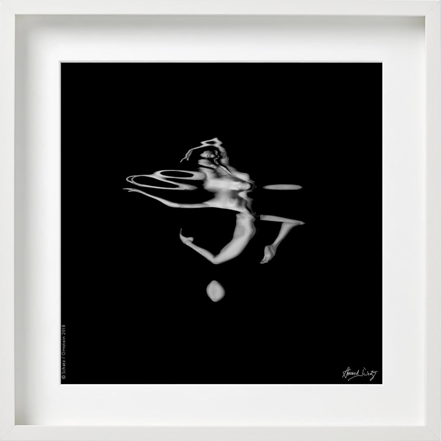 ANTHOLOGY Studio subacqueo - #2870, Fotografia d'autore, 2018 - Black and White Photograph Nero di Howard Schatz