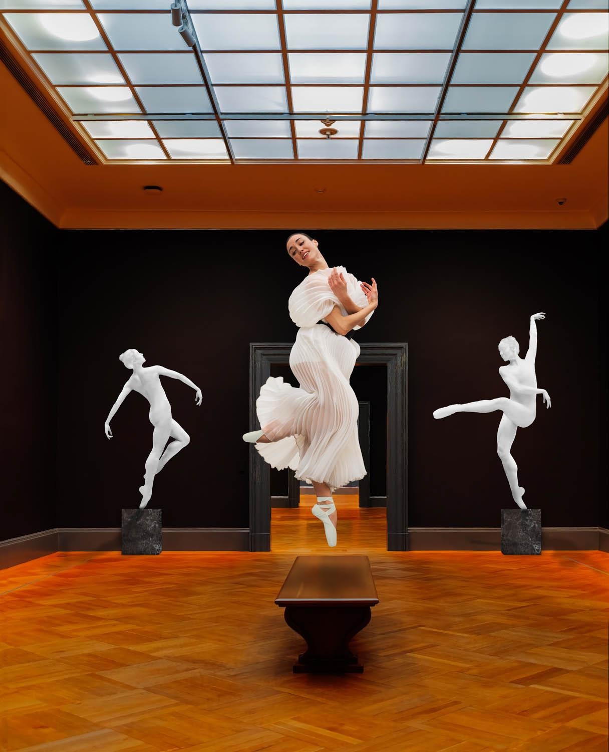 Figurative Photograph Howard Schatz - Étude de la danse 1610 : Danseurs au musée