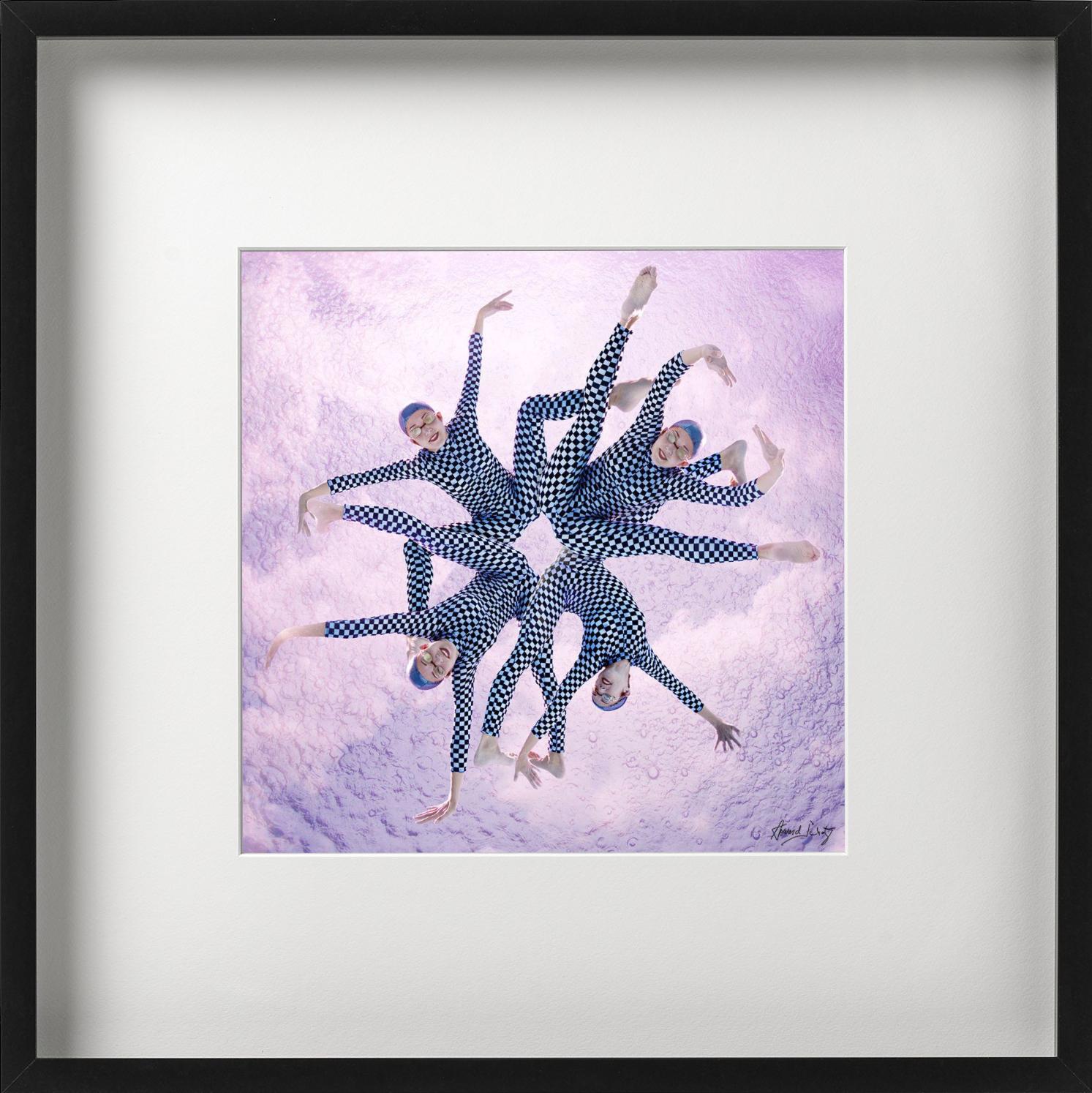 H2O, Bailarinas acuáticas, Fotografía artística - Figurative Photograph Púrpura de Howard Schatz