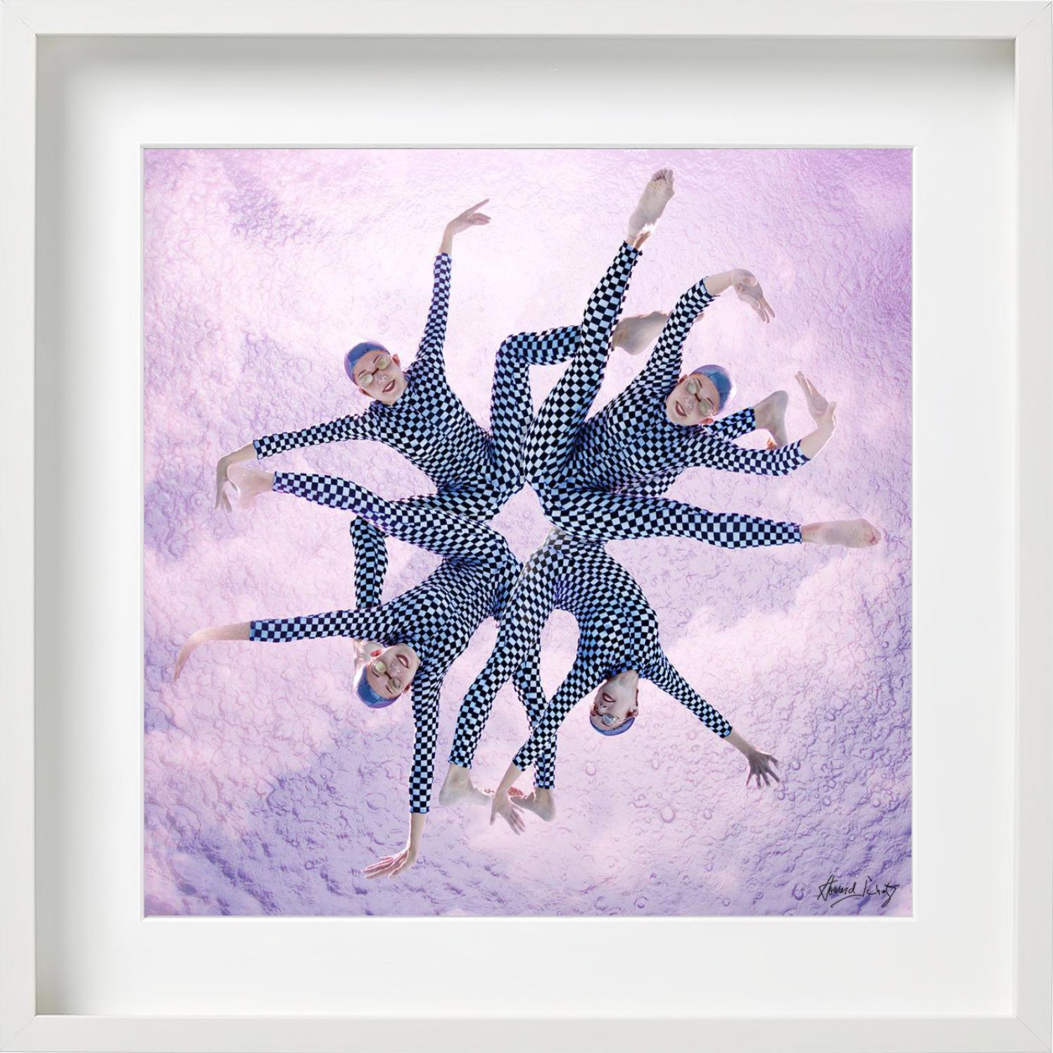 H2O, bailarinas acuáticas, fotografiadas por Howard Schatz.

Todas las impresiones son de edición limitada. Disponible en varios tamaños. Enmarcado de alta gama a petición.

Todas las impresiones están hechas y firmadas por el artista. El