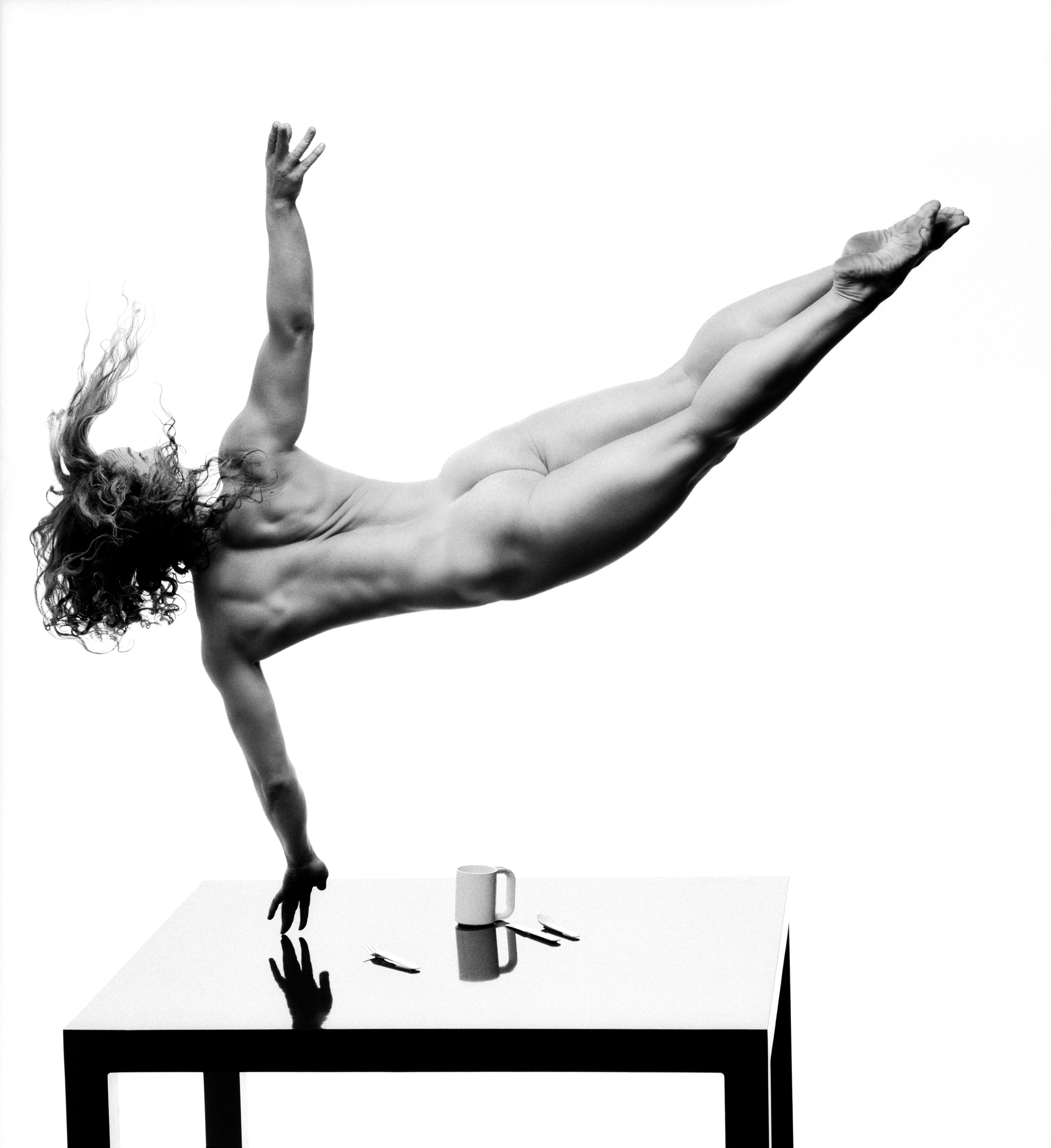 Howard Schatz Black and White Photograph – Hoffnung Clark 1:  Performancekunst