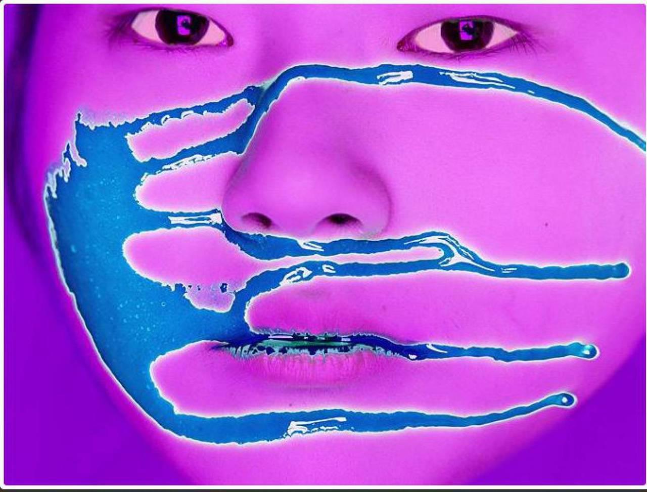 Color Photograph di Howard Schatz - Liquid Light Study #1054 - Ritratto ravvicinato al neon, Fotografia d'autore, 2018