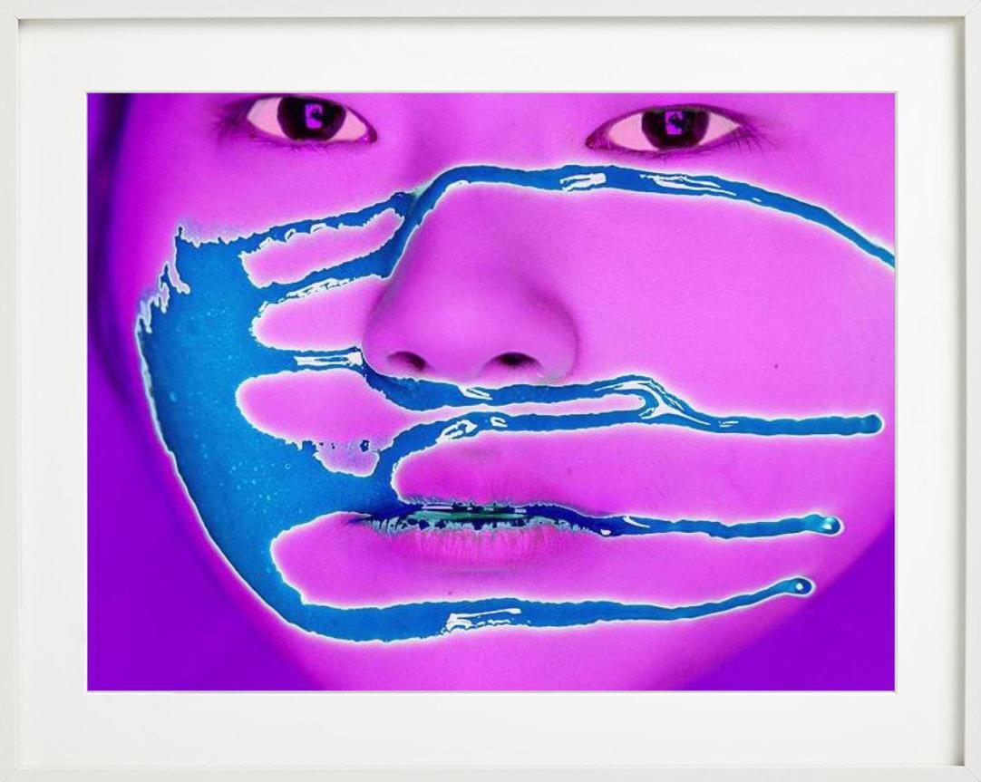 LLS #1054 - Nahaufnahmen-Porträt in Rosa und Blau, Kunstfotografie, 2018 – Photograph von Howard Schatz
