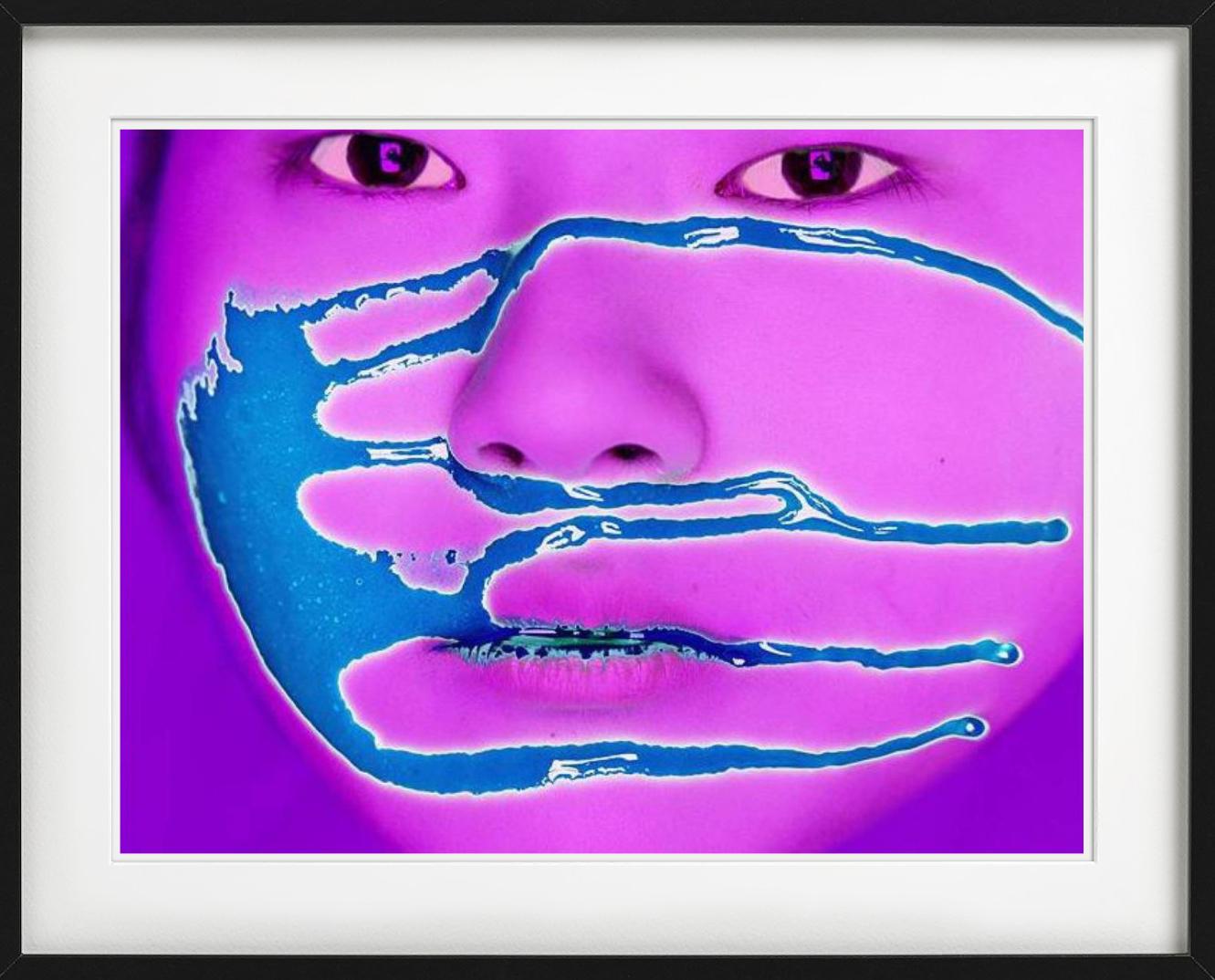 Nahaufnahme eines Gesichts in Rosa mit blauer Farbe, die seitlich über Nase und Mund tropft, fotografiert von Howard Schatz für seine Liquid Light Studies im Jahr 2018.

Alle Drucke sind in limitierter Auflage erhältlich. Erhältlich in mehreren
