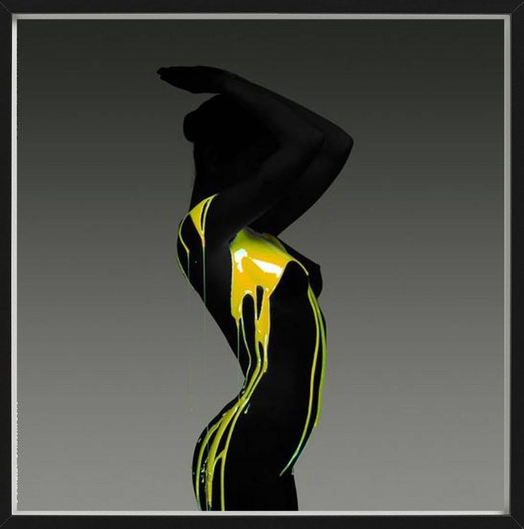 LLS #1132 - Akt, bedeckt in schwarzer und gelber Farbe, Fine Art-Fotograpie, 2004 – Photograph von Howard Schatz